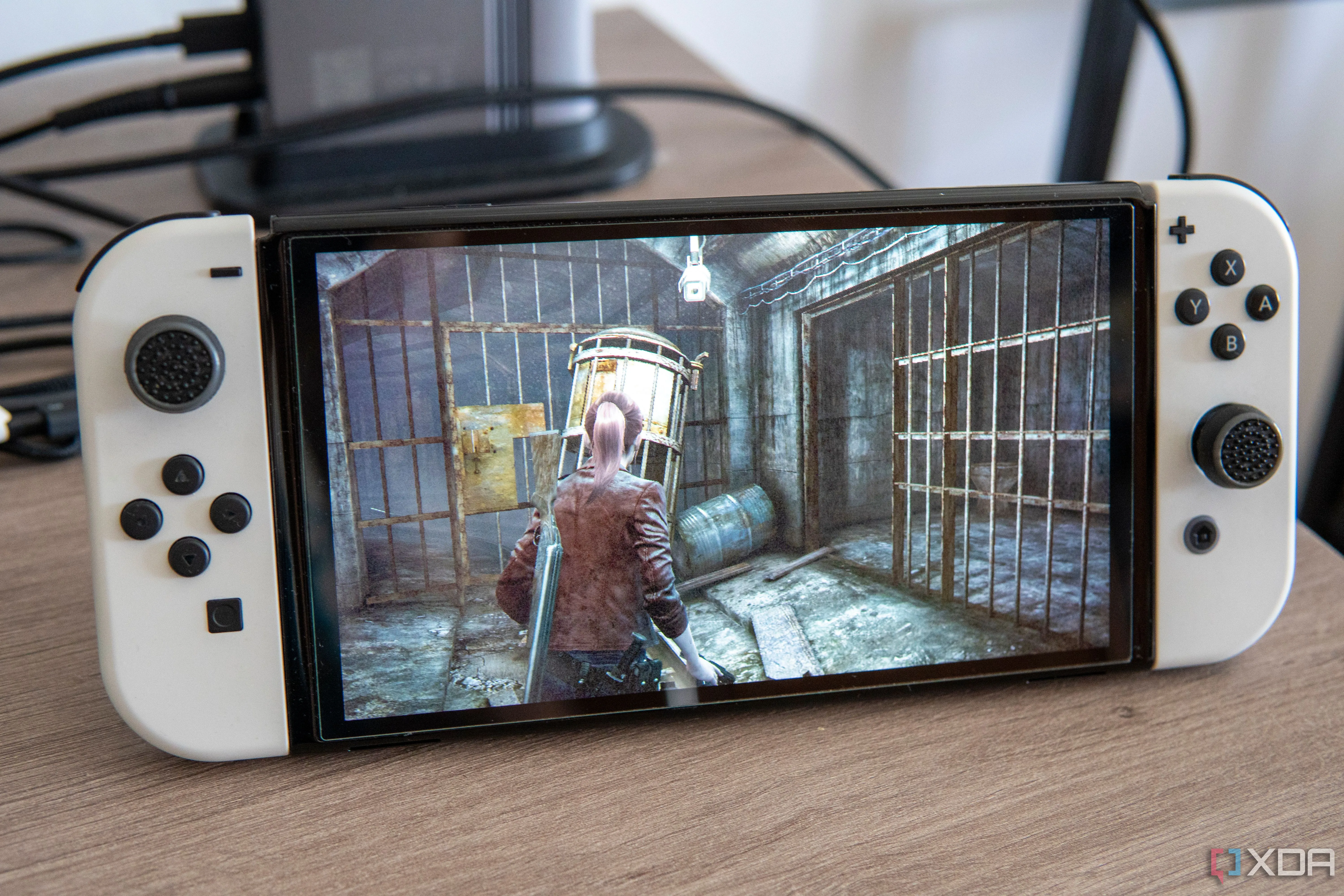 Một chiếc Nintendo Switch OLED đang chạy tựa game Resident Evil Revelations 2, thể hiện khả năng đồ họa hiện tại của máy.