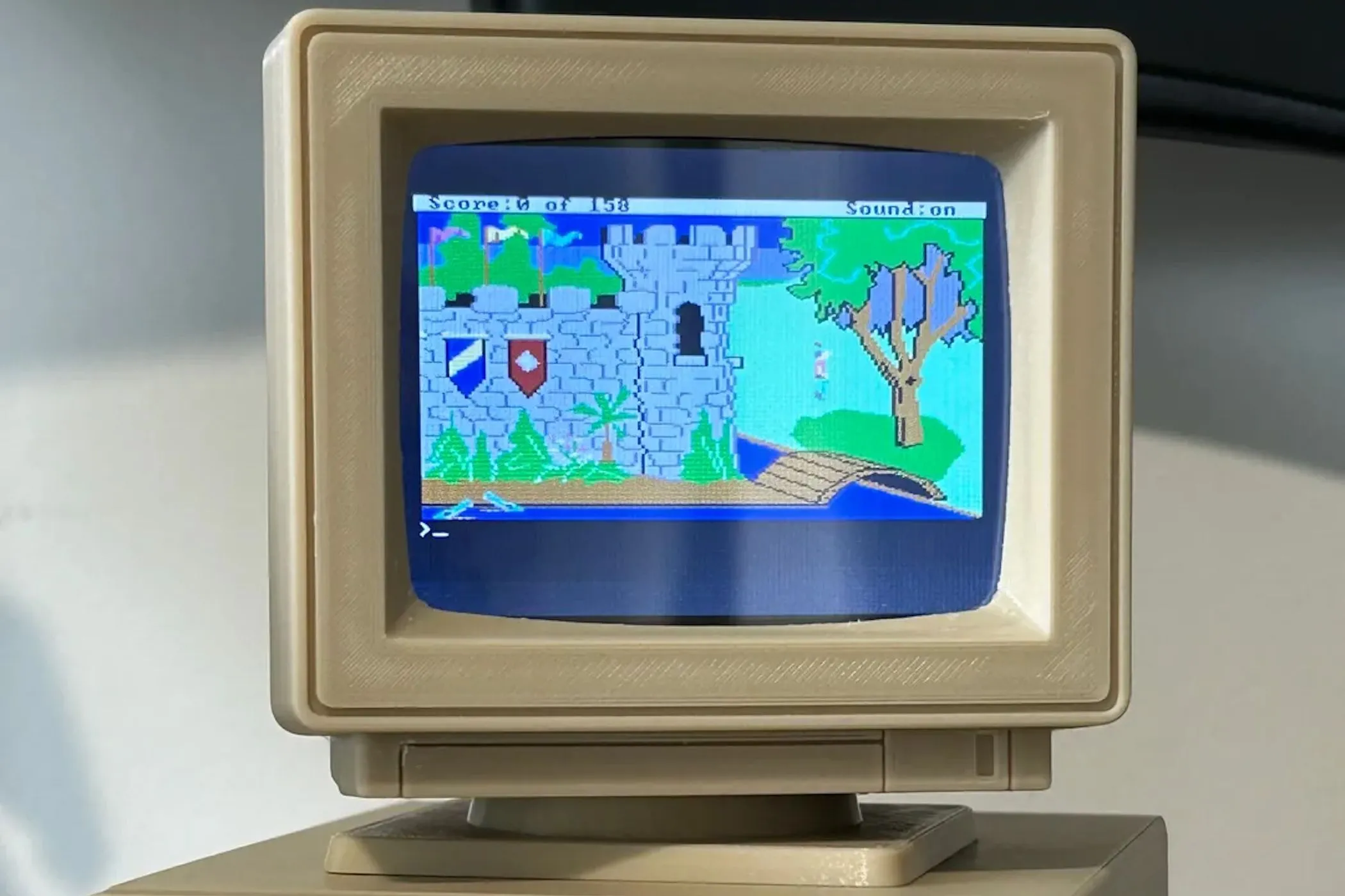 Một chiếc Raspberry Pi được tích hợp trong vỏ máy tính retro, đang chạy game cổ điển, minh họa việc Lakka biến thiết bị thành máy chơi game chuyên dụng