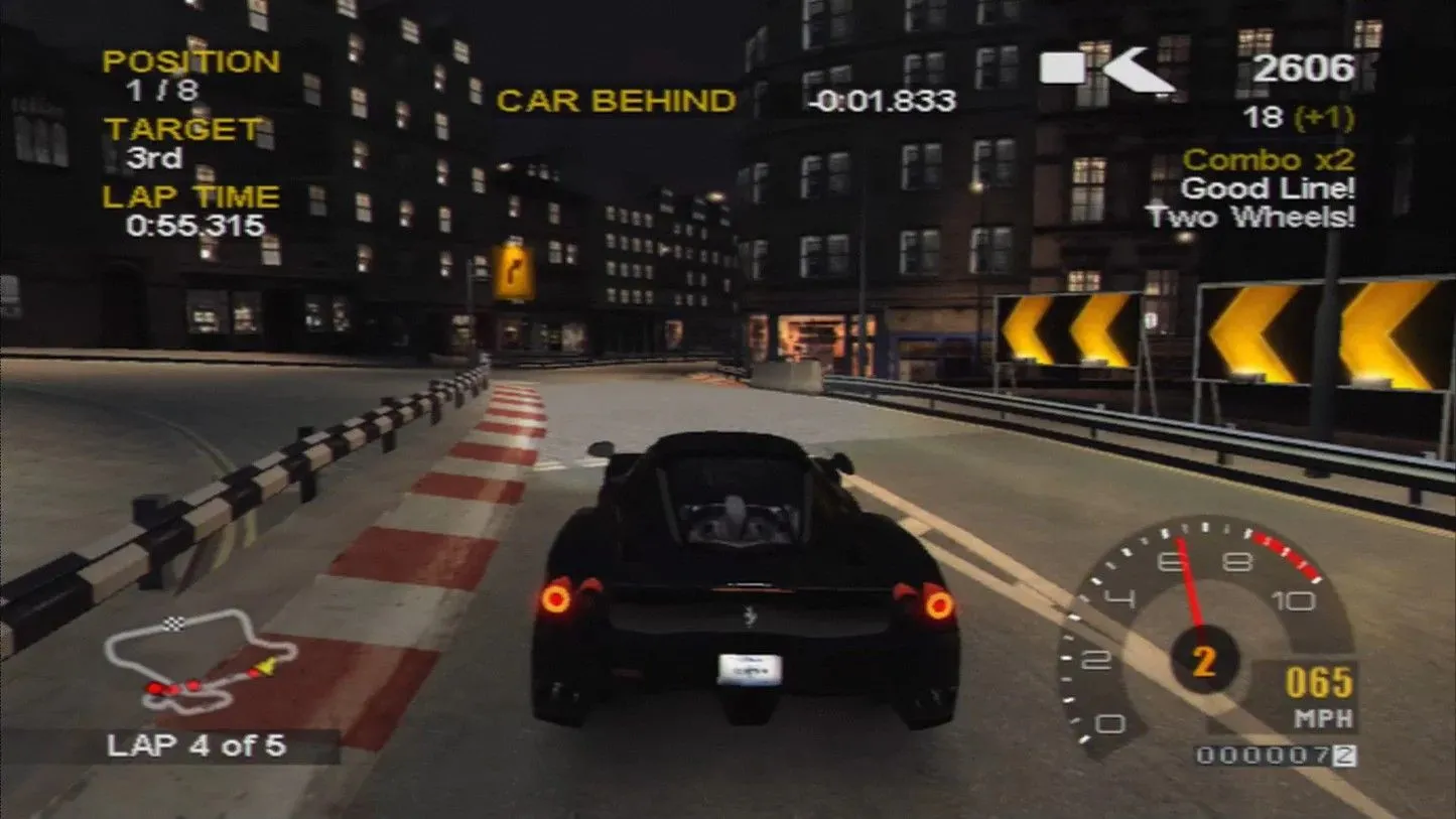 Một chiếc xe đua màu đen đang di chuyển trên đường đua trong Project Gotham Racing 2
