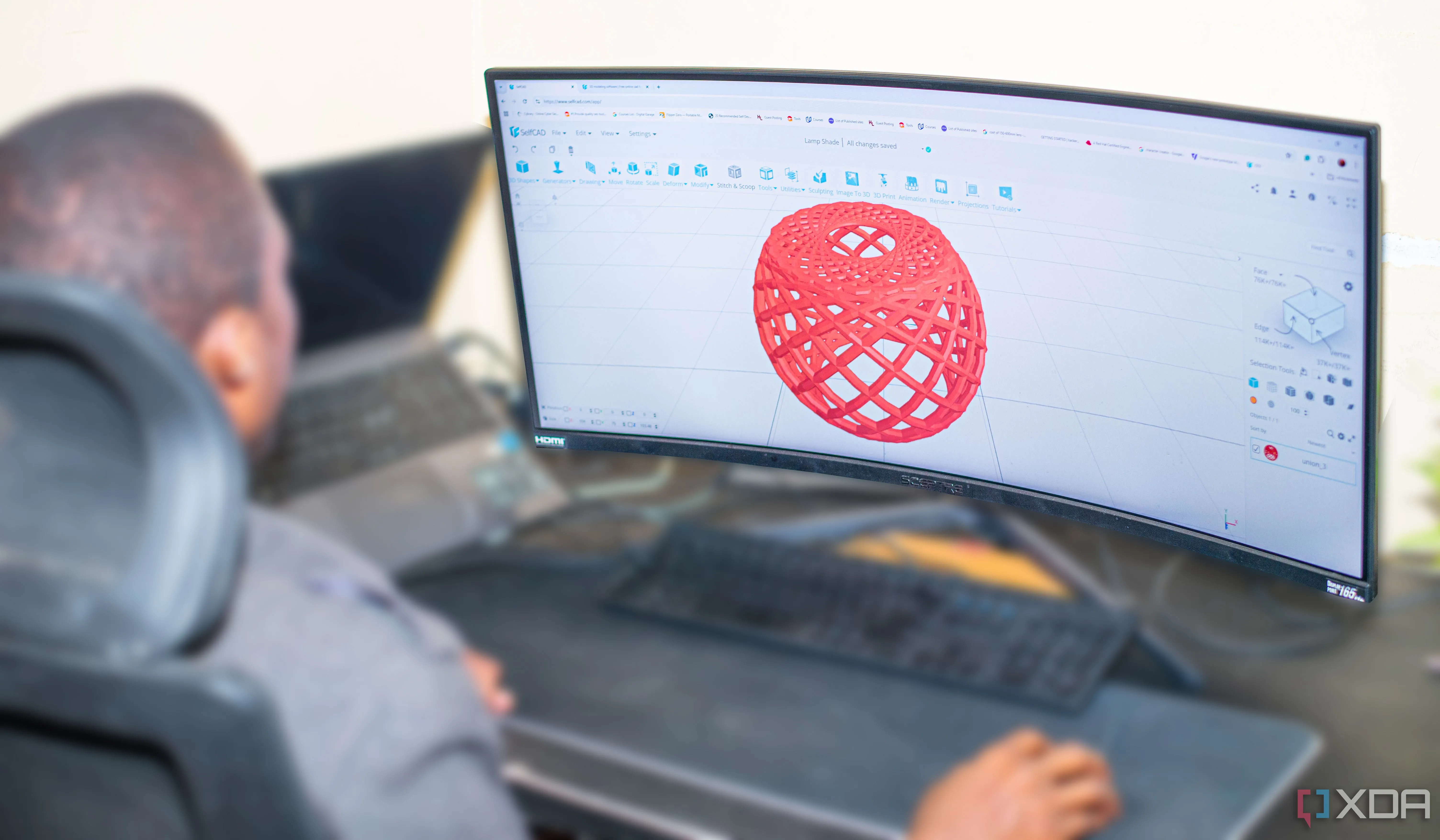 Một chuyên gia đang thiết kế mô hình 3D phức tạp, minh họa bước đầu của in 3D vật liệu hiệu năng cao