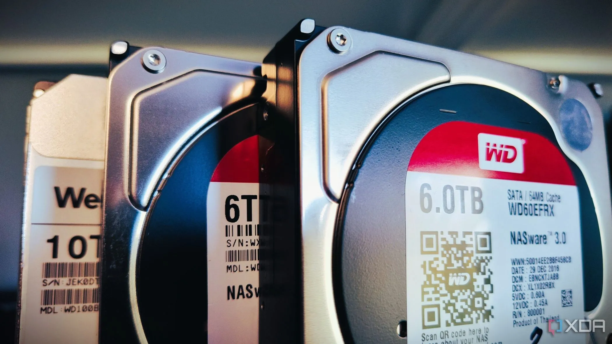 Một hàng ổ cứng HDD WD Red, minh họa cho các giải pháp lưu trữ dung lượng lớn