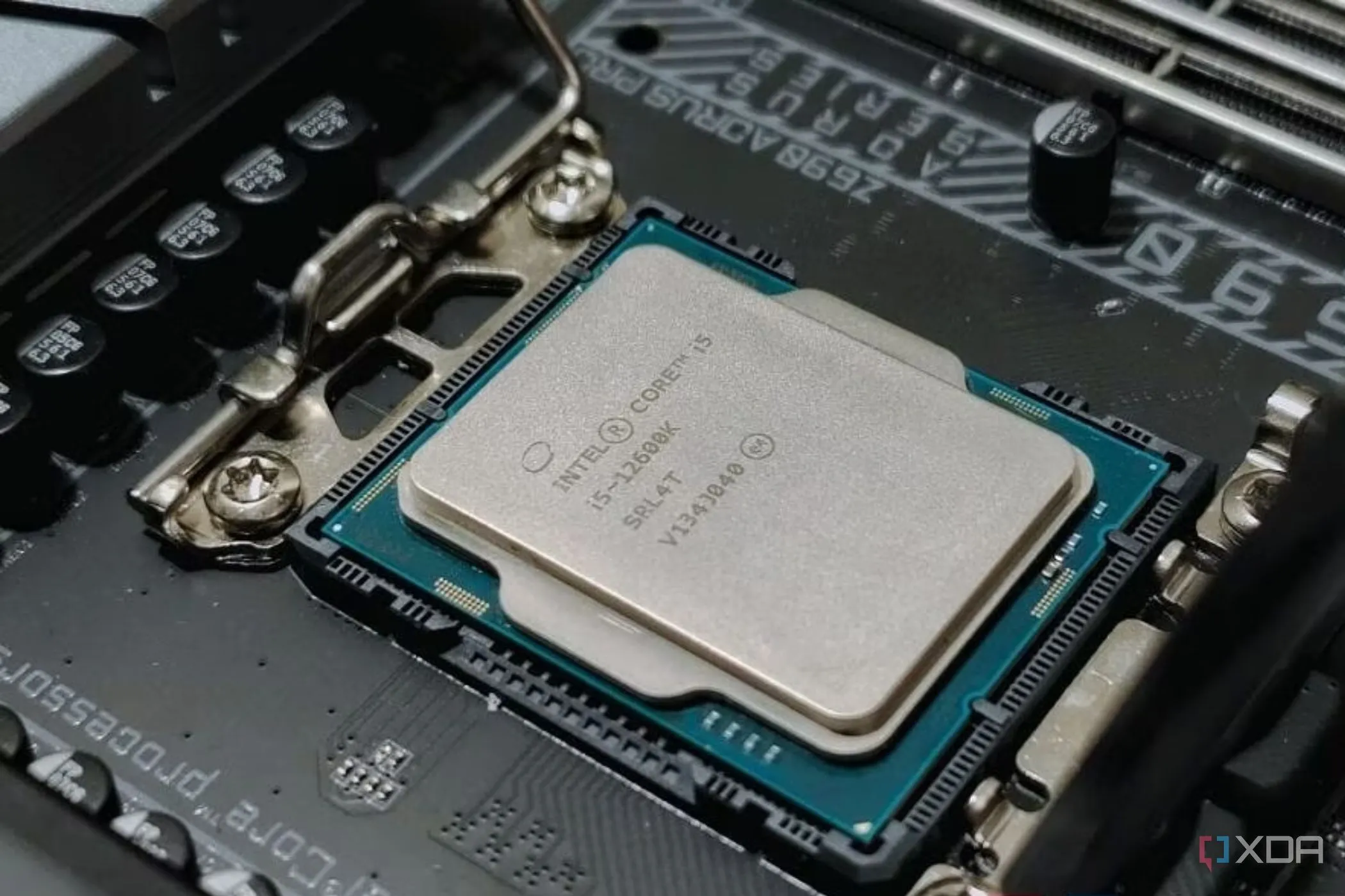 Một hình ảnh cận cảnh bộ vi xử lý Intel đang đặt trên socket của bo mạch chủ, sẵn sàng để lắp đặt.