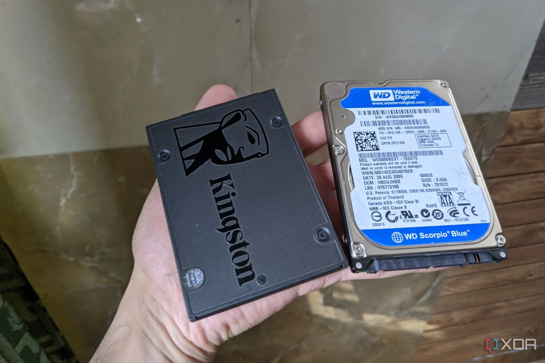 Một hình ảnh về ổ SSD của Kingston đặt cạnh một ổ cứng WD