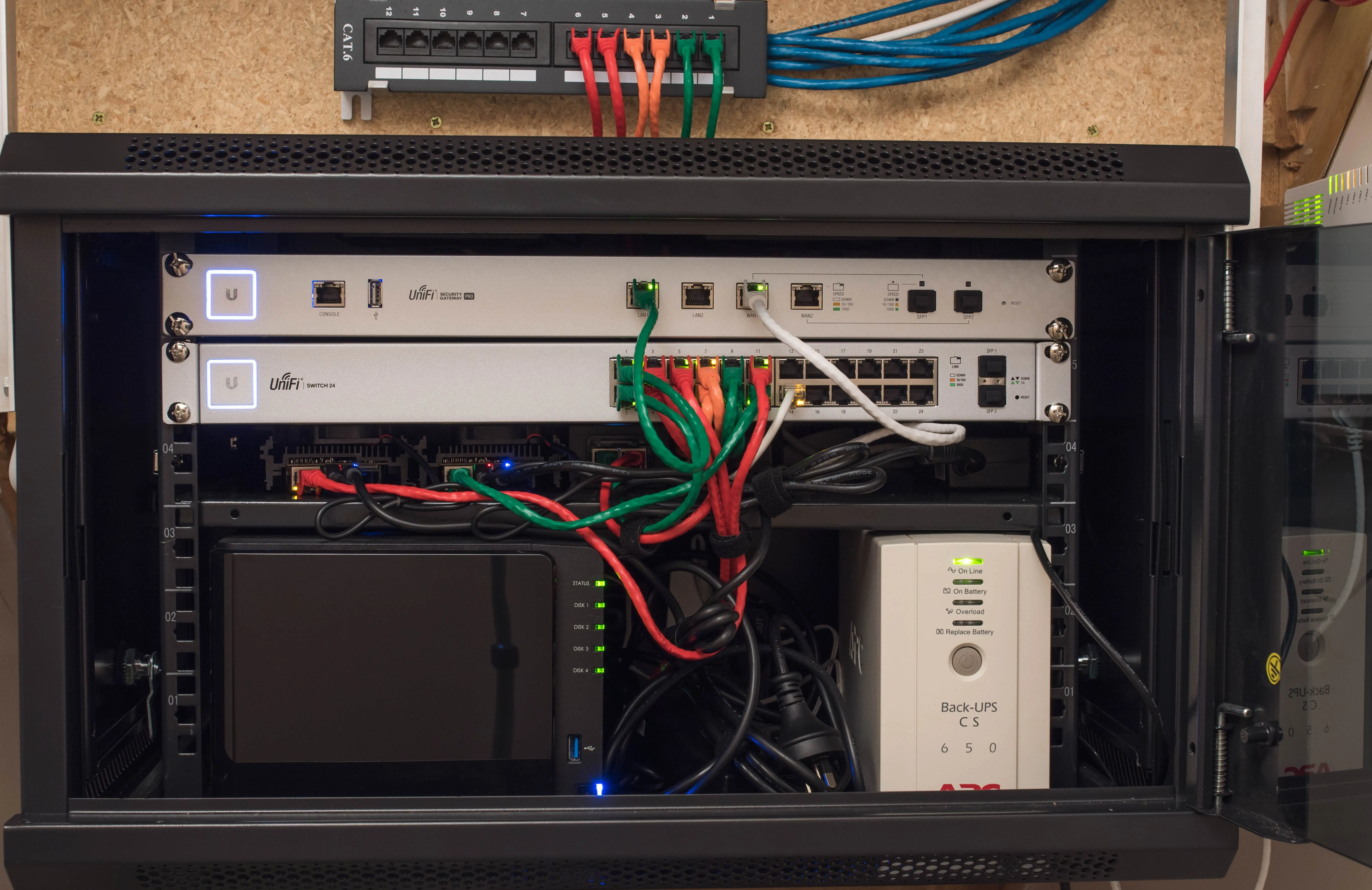 Một homelab nhỏ gọn được lắp trong tủ rack, minh họa cho hệ thống máy chủ cá nhân