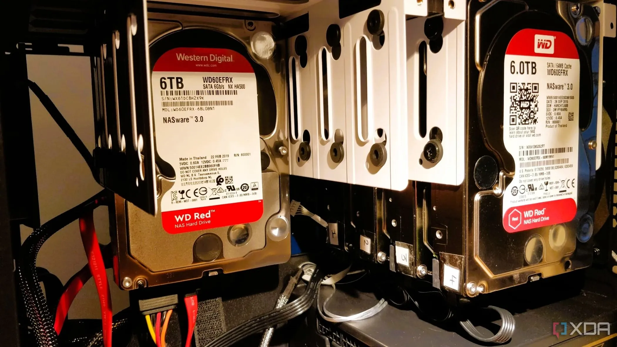 Một hộp đựng nhiều ổ cứng HDD, thể hiện khả năng lưu trữ lớn