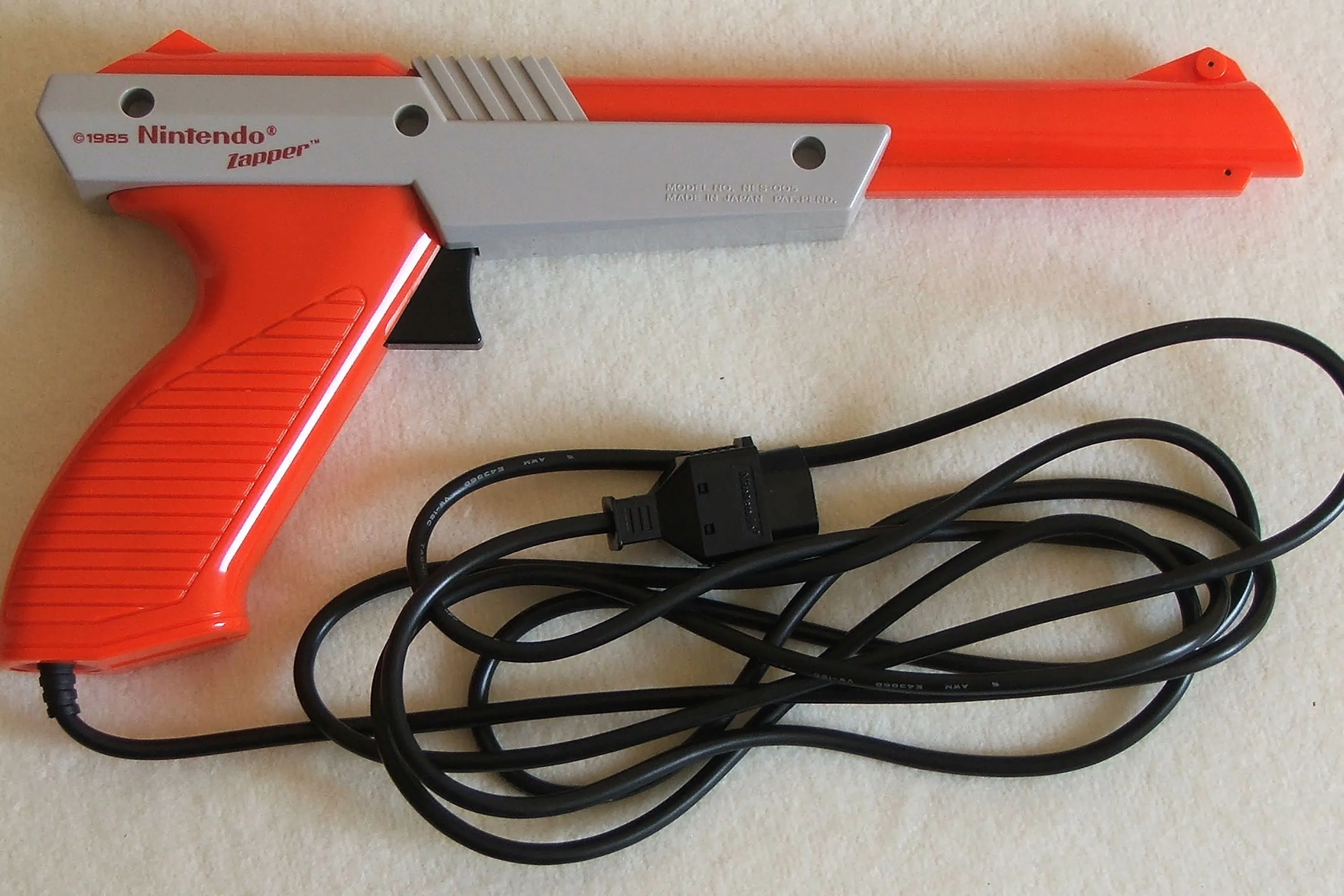 Một khẩu súng Nintendo Zapper màu xám đặt trên sàn nhà