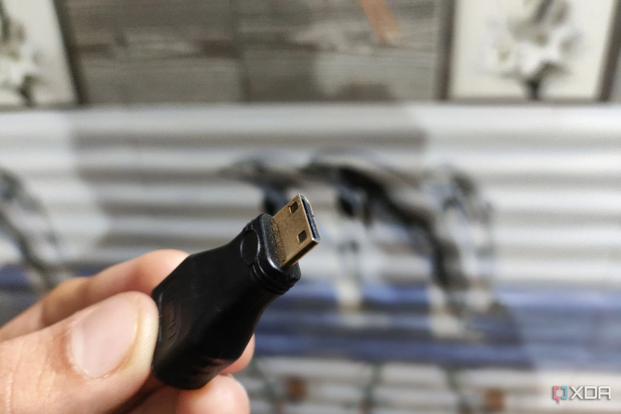 Một người đang cầm bộ chuyển đổi HDMI mini sang HDMI