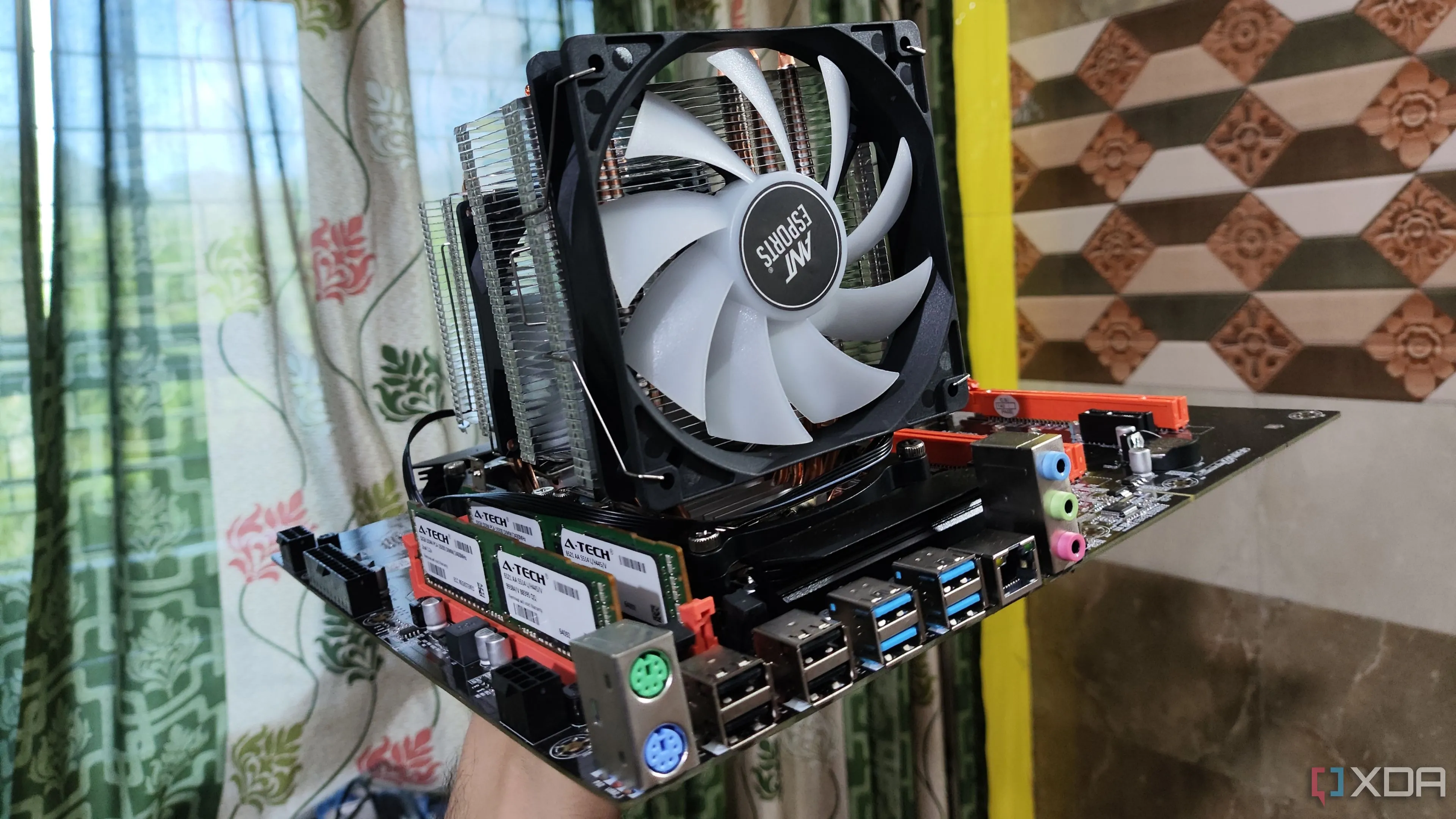 Một người đang cầm bo mạch chủ Xeon X99 kép để thực hiện kiểm tra ngoài vỏ case (breadboarding)