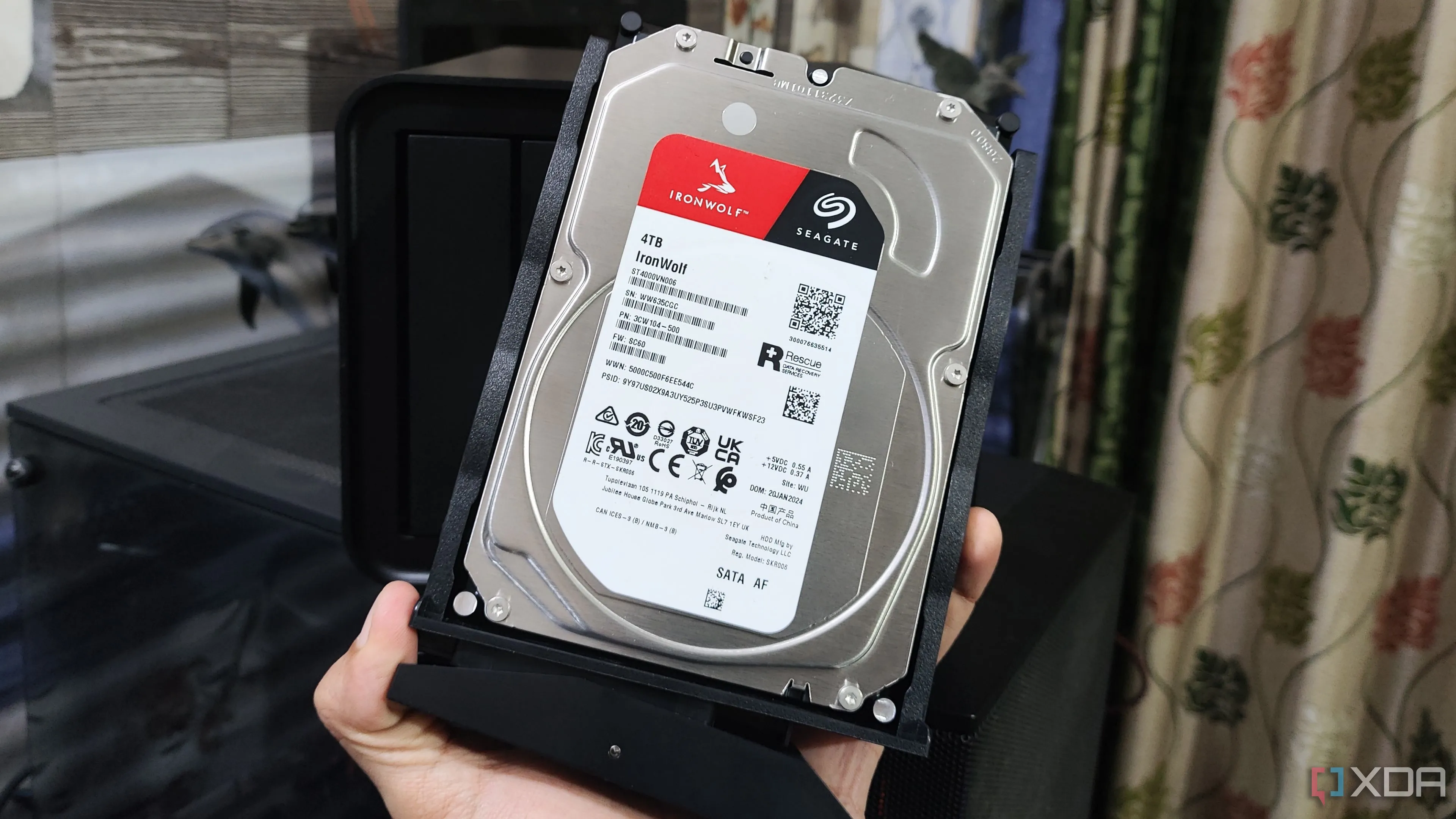 Một người đang cầm ổ cứng HDD Seagate, minh họa cho thiết bị lưu trữ truyền thống