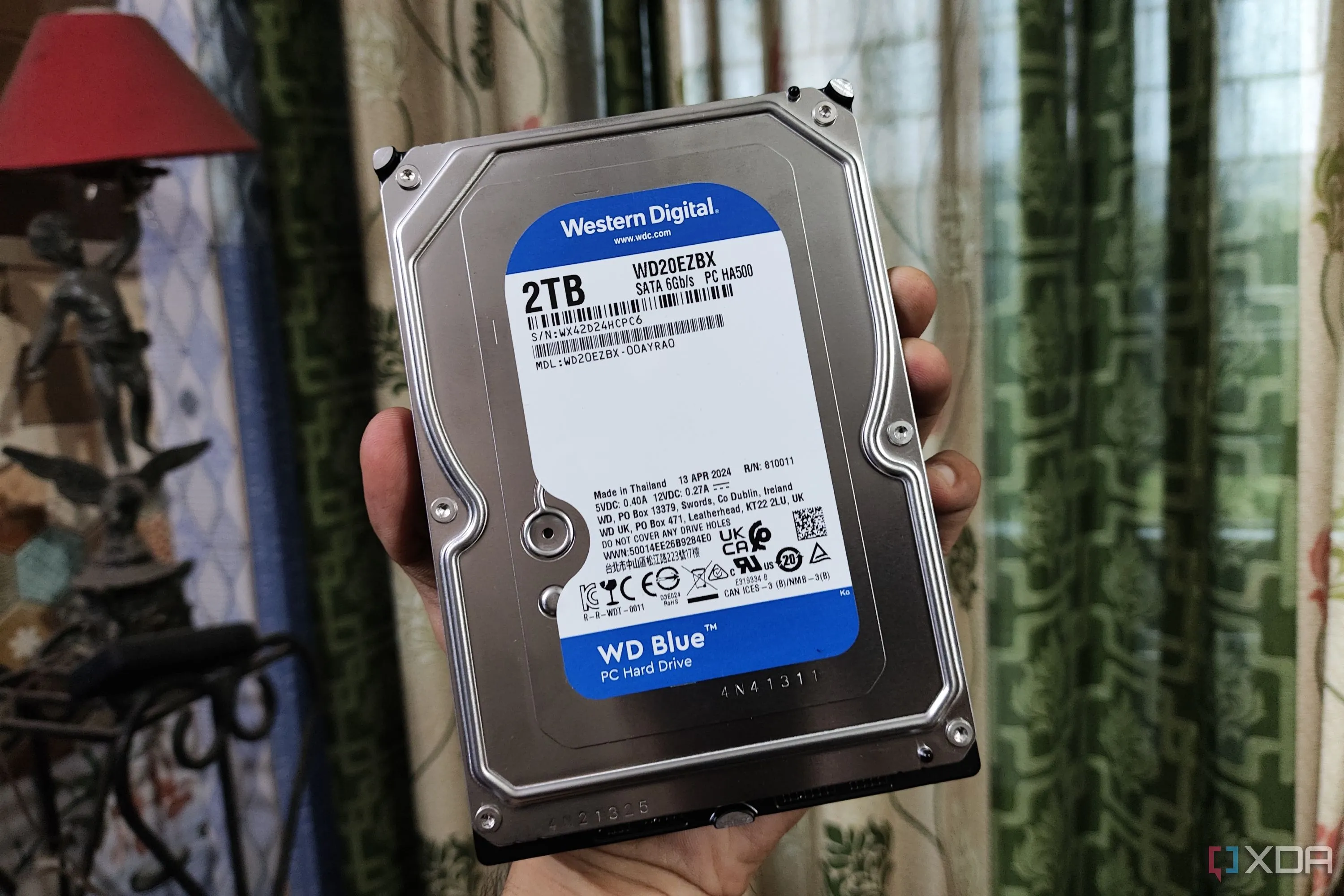 Một người đang cầm ổ cứng WD Blue HDD