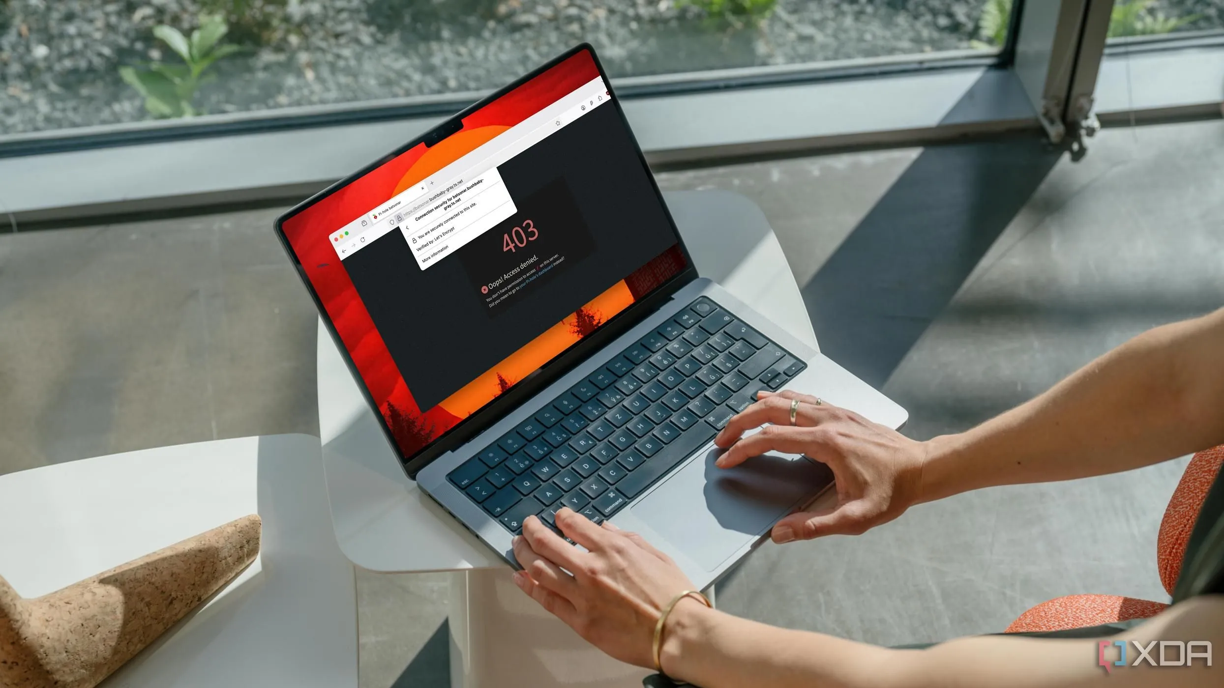 Một người đang kiểm tra trang web trên laptop, tượng trưng cho việc truy cập từ xa và an toàn qua VPN