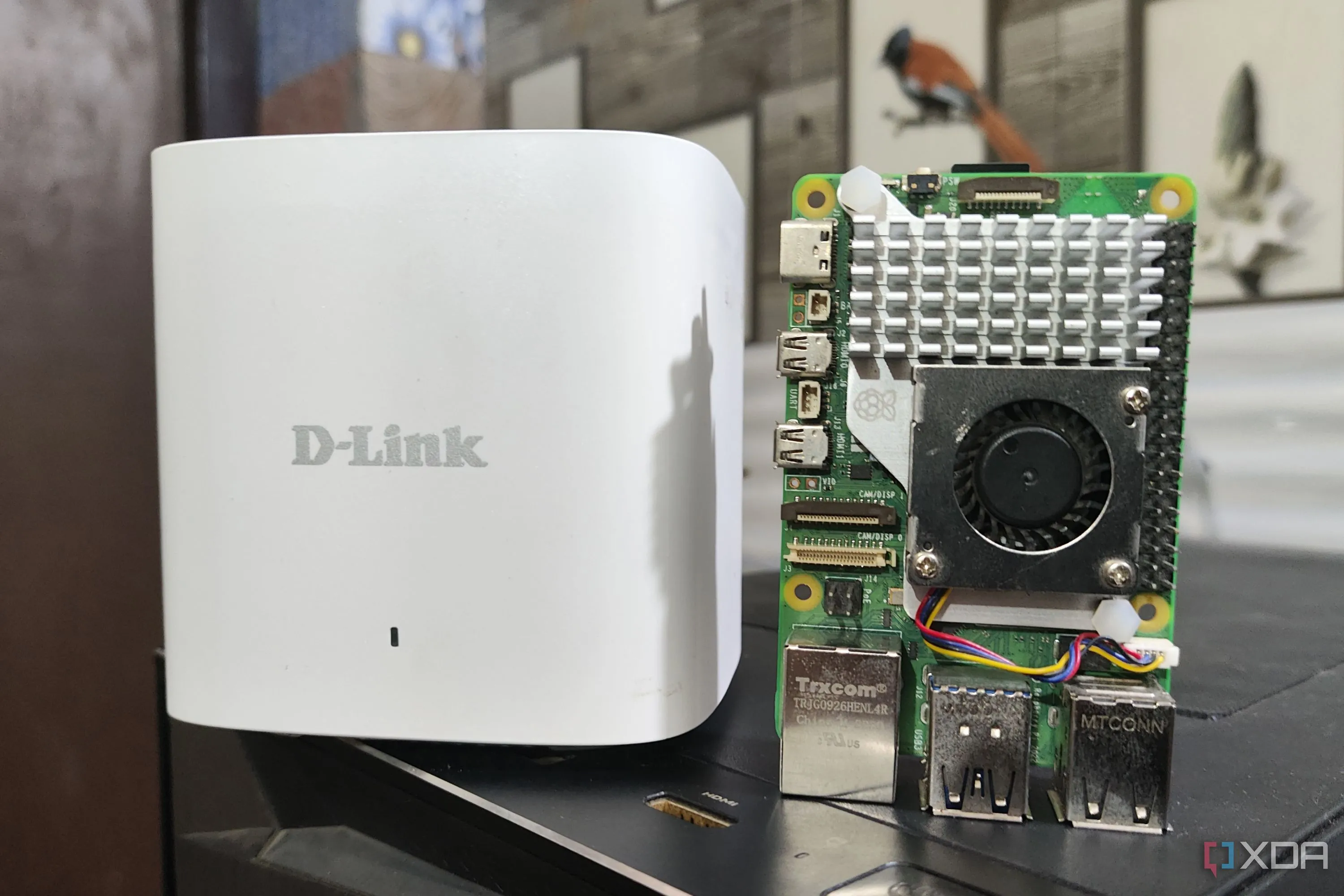 Một Raspberry Pi 5 đặt cạnh router Wi-Fi, minh họa cho các giải pháp bảo mật mạng gia đình.