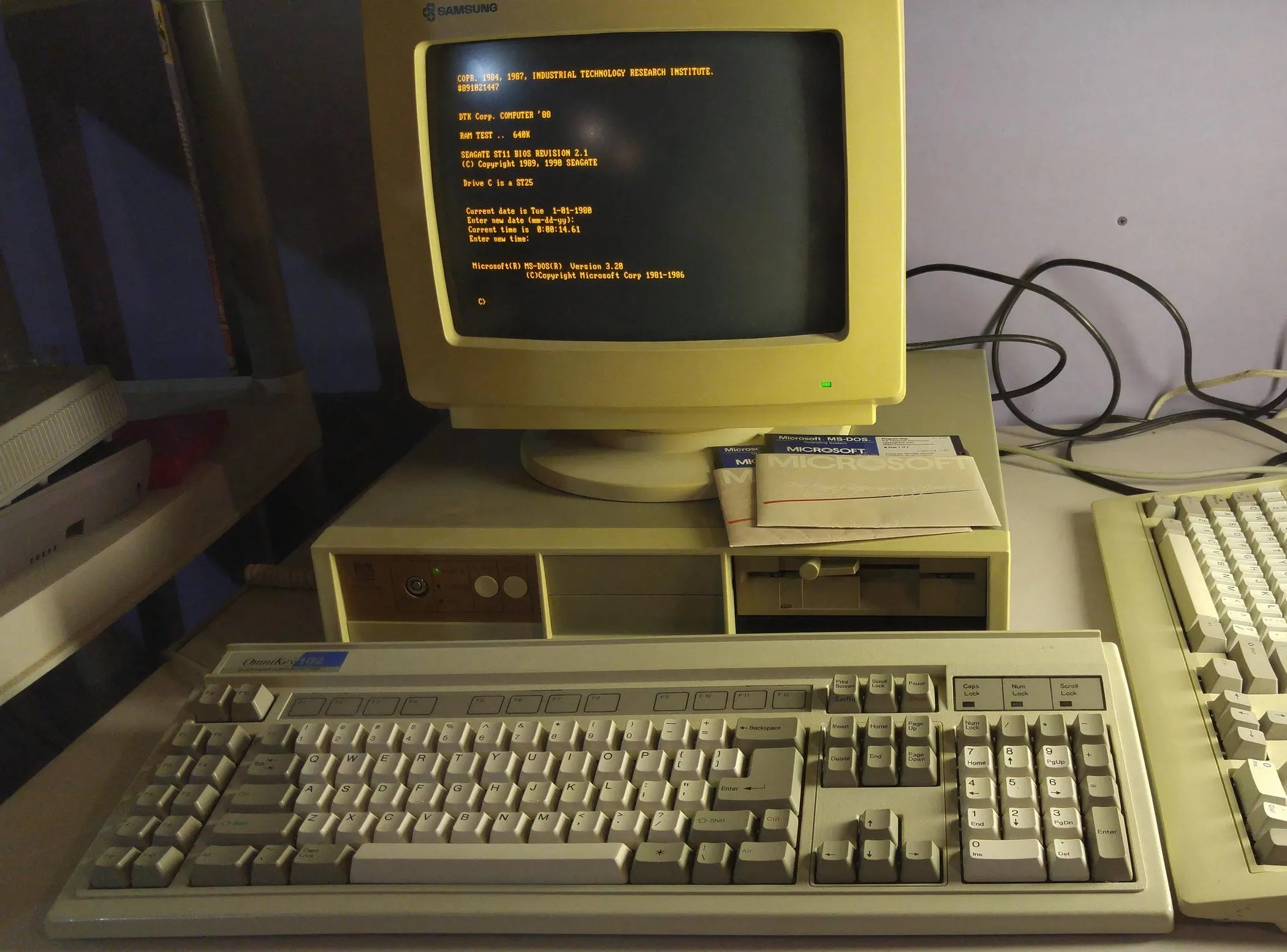 MS DOS 3.2 chạy trên một PC cũ