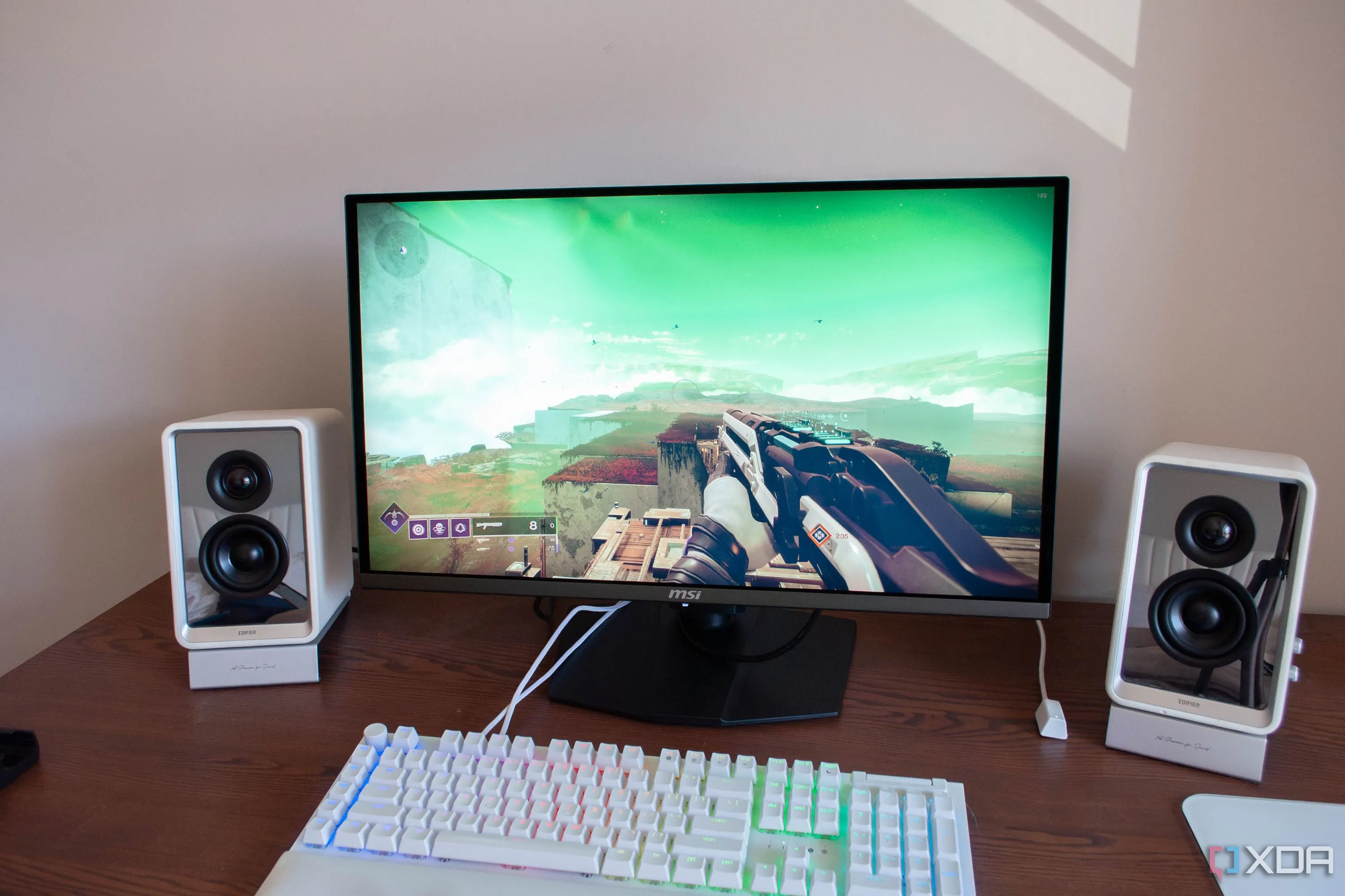 MSI 272URX QD-OLED trên bàn làm việc
