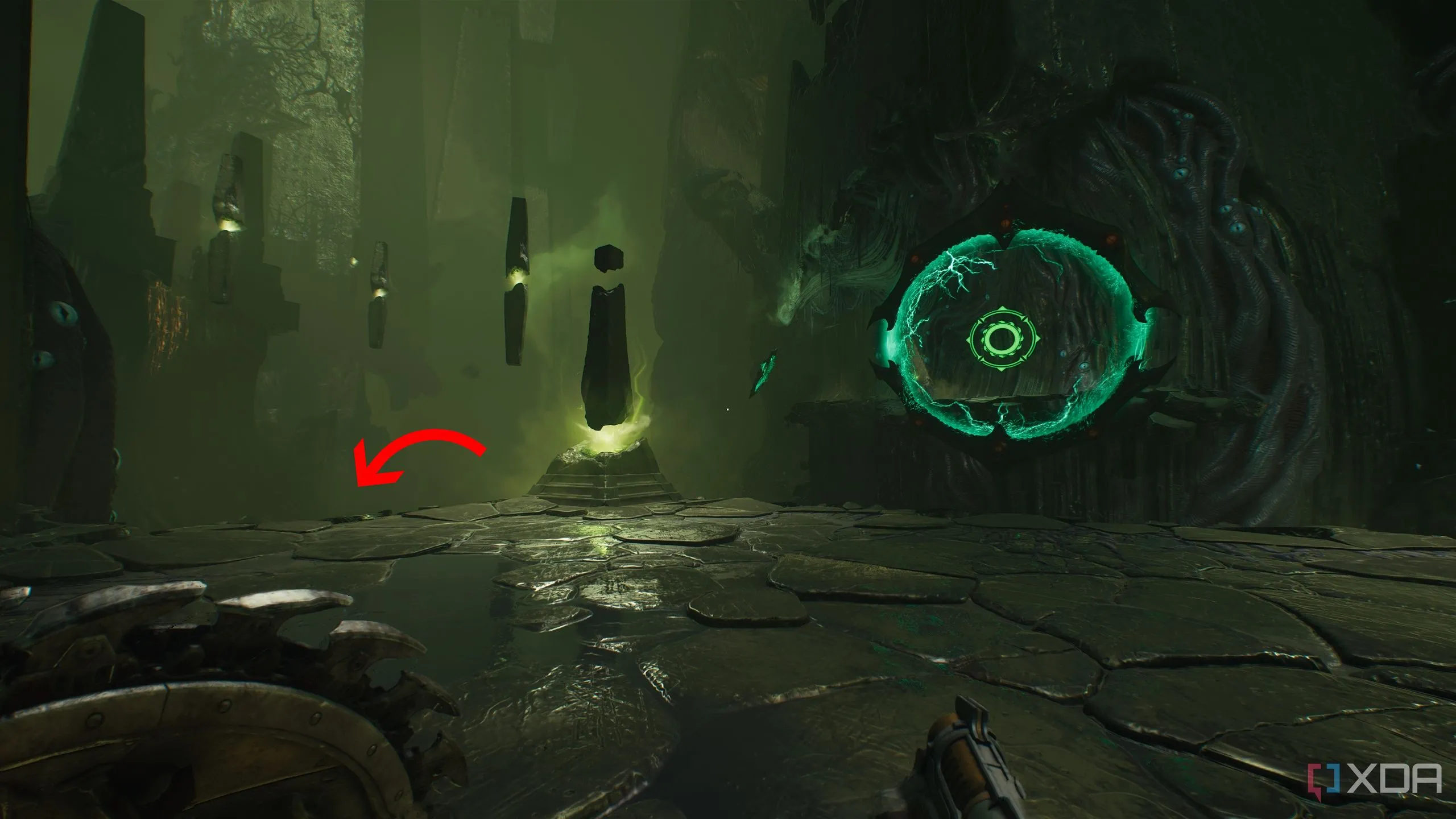 Mũi tên chỉ xuống bên trái cổng Shield Portal, dẫn đến khu vực bí mật 3 trong Chương 15 Doom The Dark Ages.