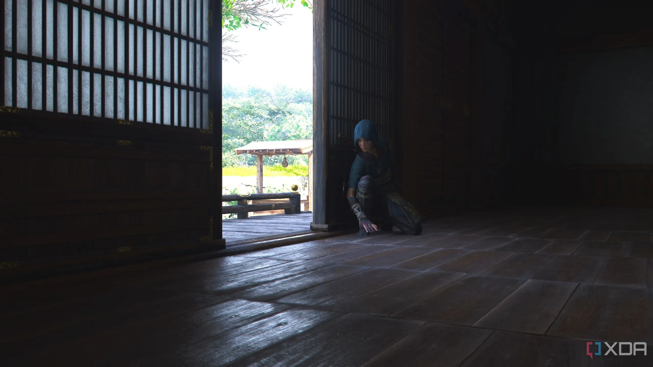 Naoe ẩn mình trong bóng tối, sẵn sàng ám sát, minh họa lối chơi lén lút đặc trưng của shinobi trong AC Shadows.
