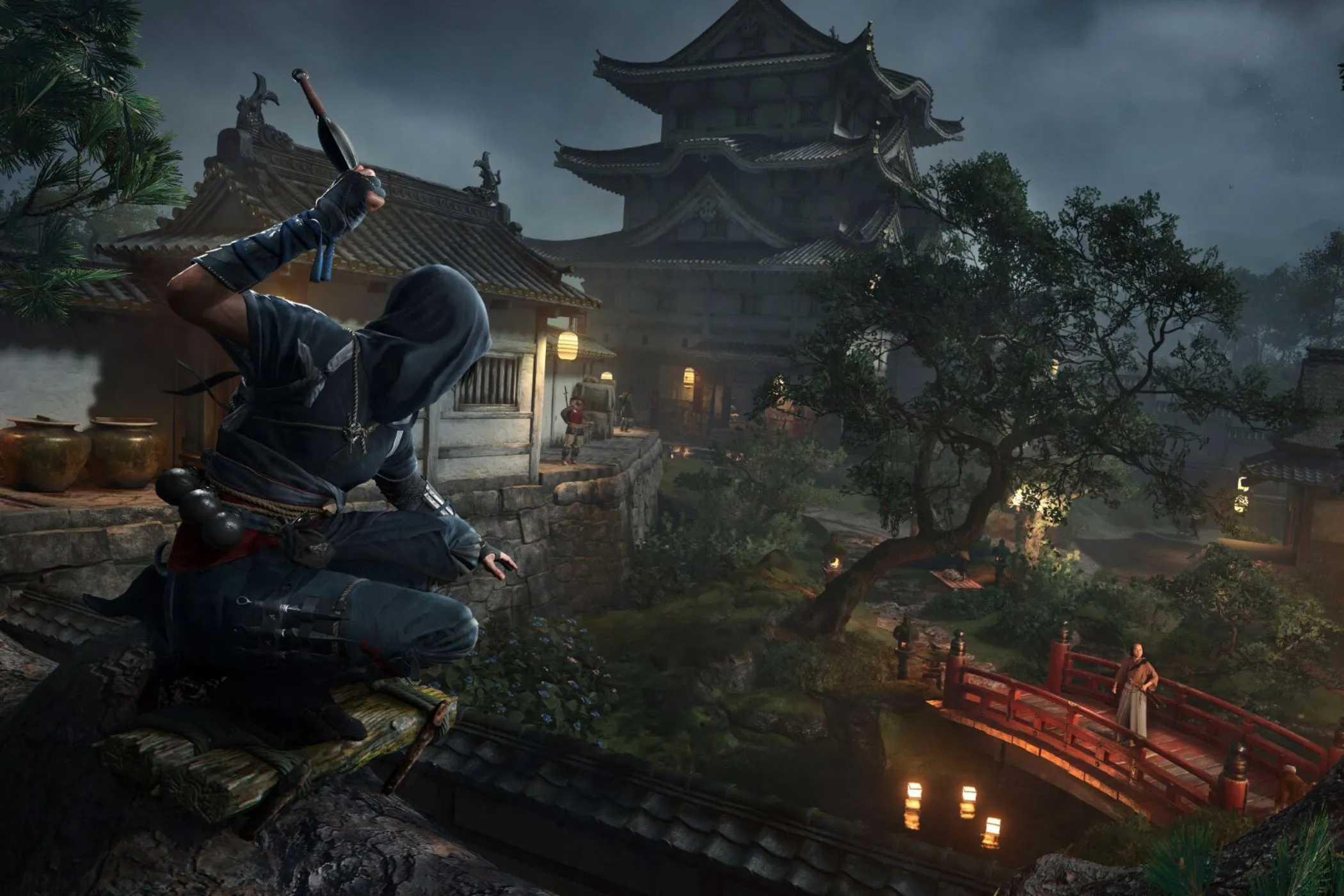 Naoe, sát thủ shinobi trong Assassin's Creed Shadows, sẵn sàng thực hiện ám sát với dao găm.