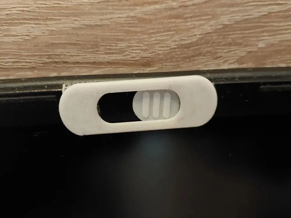 Nắp che webcam có cơ chế trượt tiện lợi, được in 3D giúp bảo vệ quyền riêng tư hiệu quả