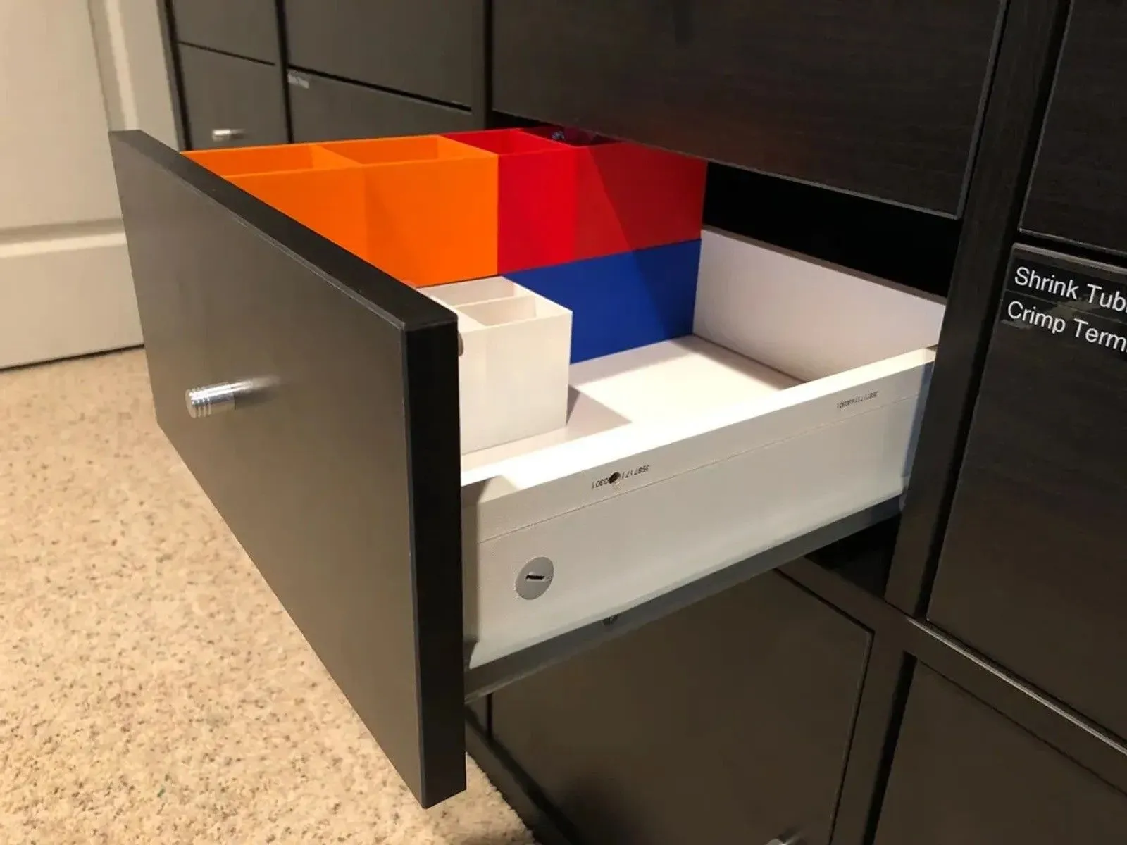 Ngăn kéo IKEA Kallax màu đen với các khay nhựa in 3D nhiều màu sắc