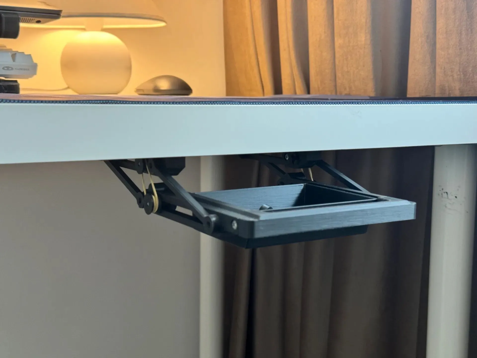 Ngăn kéo nhỏ ẩn dưới bàn làm việc được in 3D để đựng các vật dụng nhỏ gọn gàng