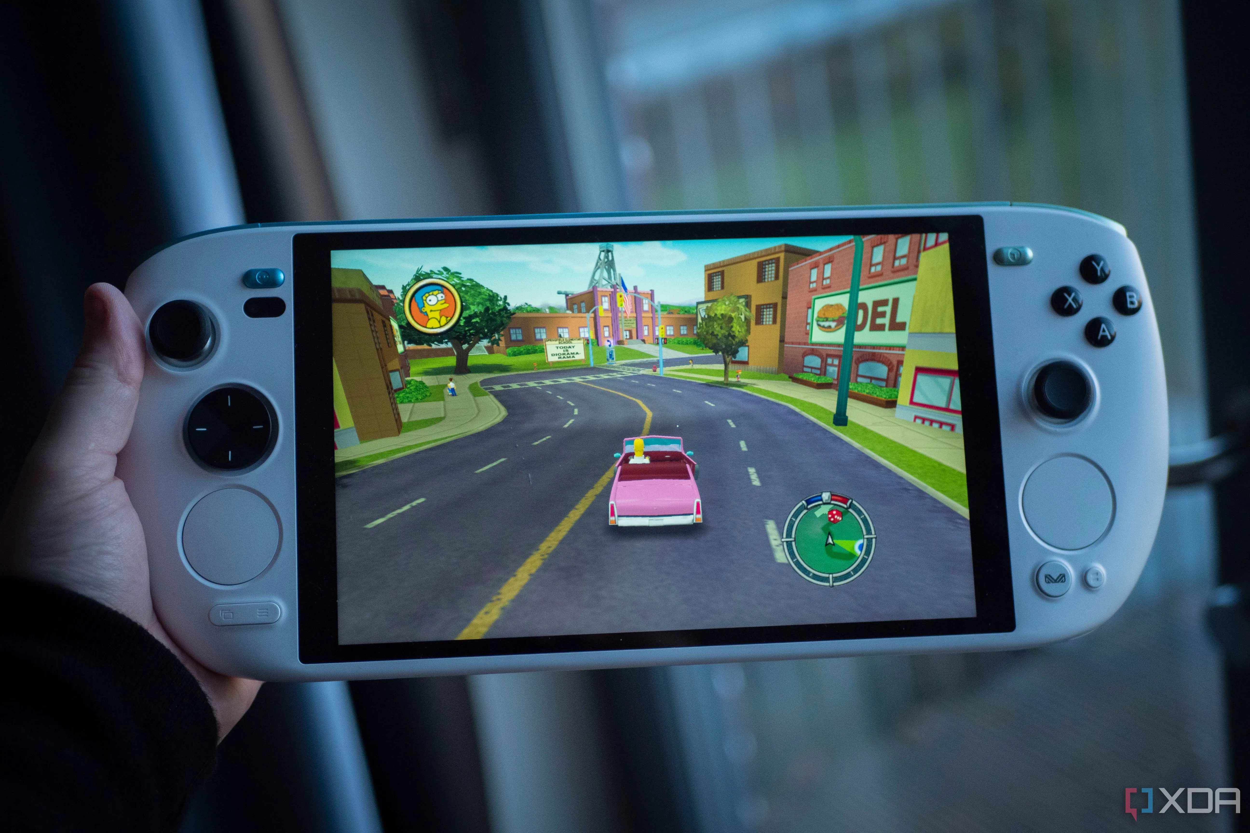 Người chơi điều khiển nhân vật Homer Simpsons trong The Simpsons Hit &amp; Run trên thiết bị chơi game cầm tay Ayaneo Kun