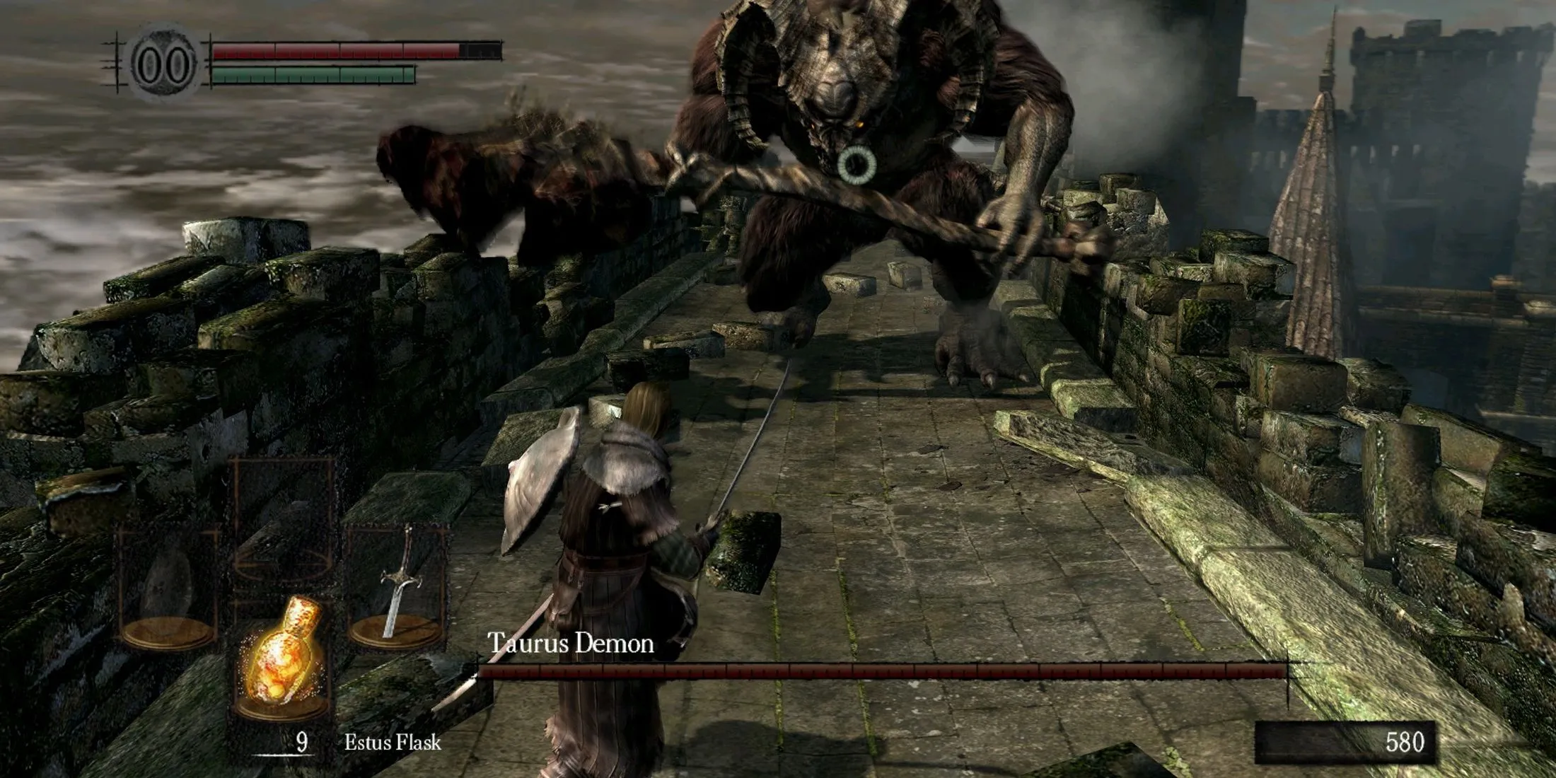 Người chơi đối đầu với Taurus Demon trong Dark Souls