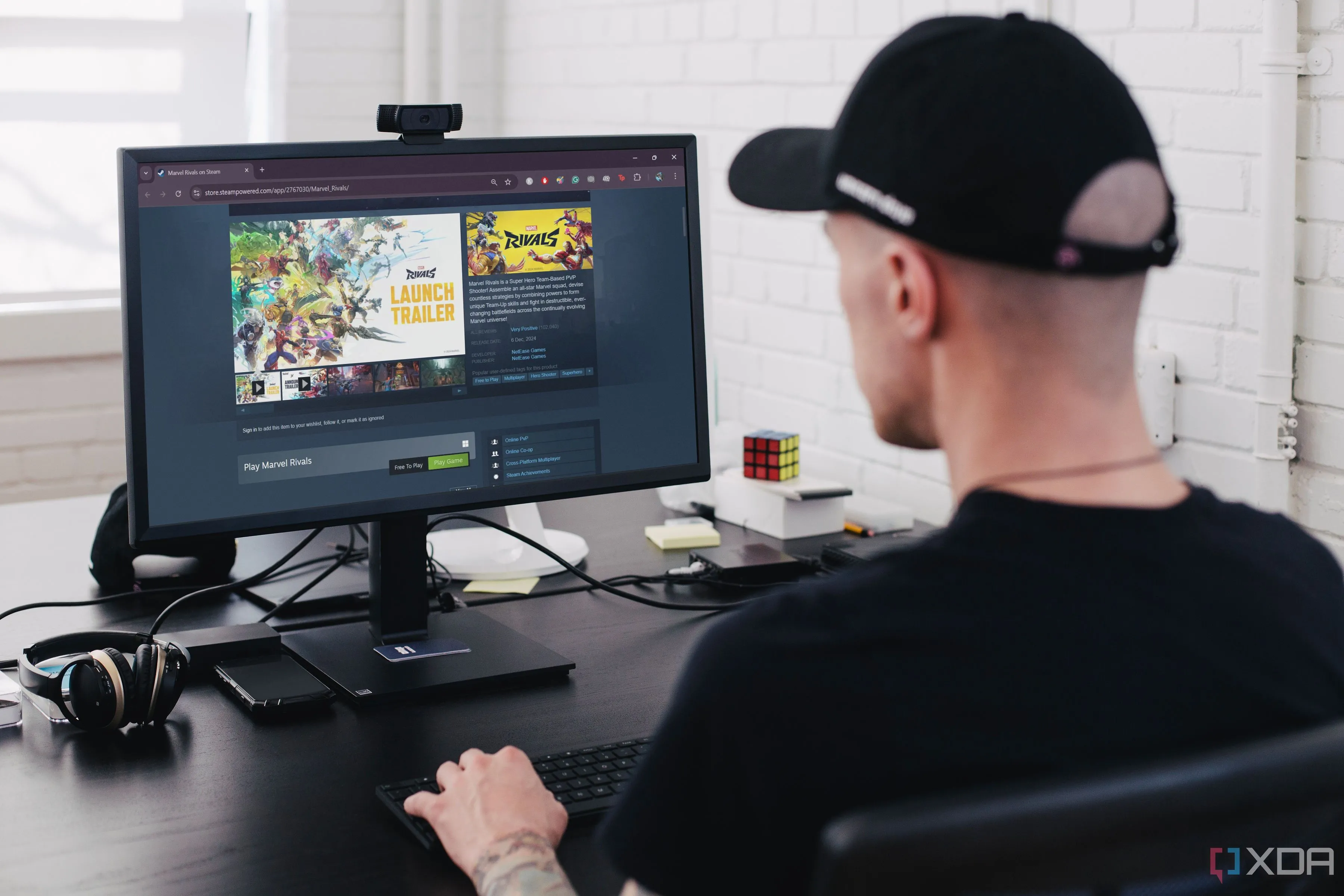 Người đàn ông đang trải nghiệm game PC trên máy tính, có thể đang tìm kiếm các deal game hấp dẫn từ Fanatical hoặc Steam.