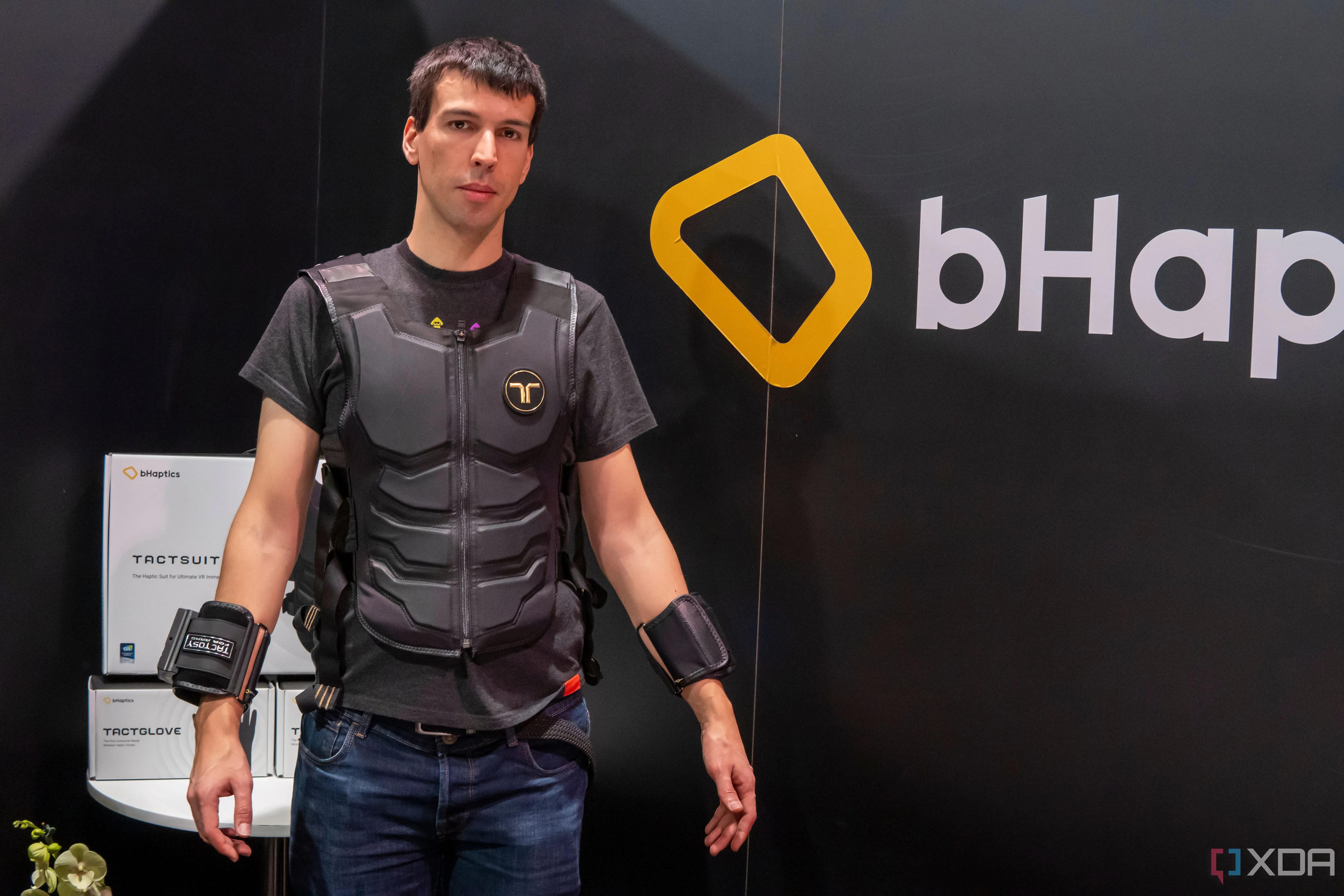 Người đàn ông đeo bộ đồ phản hồi xúc giác (haptic suit), thể hiện tiềm năng công nghệ nhập vai trong game