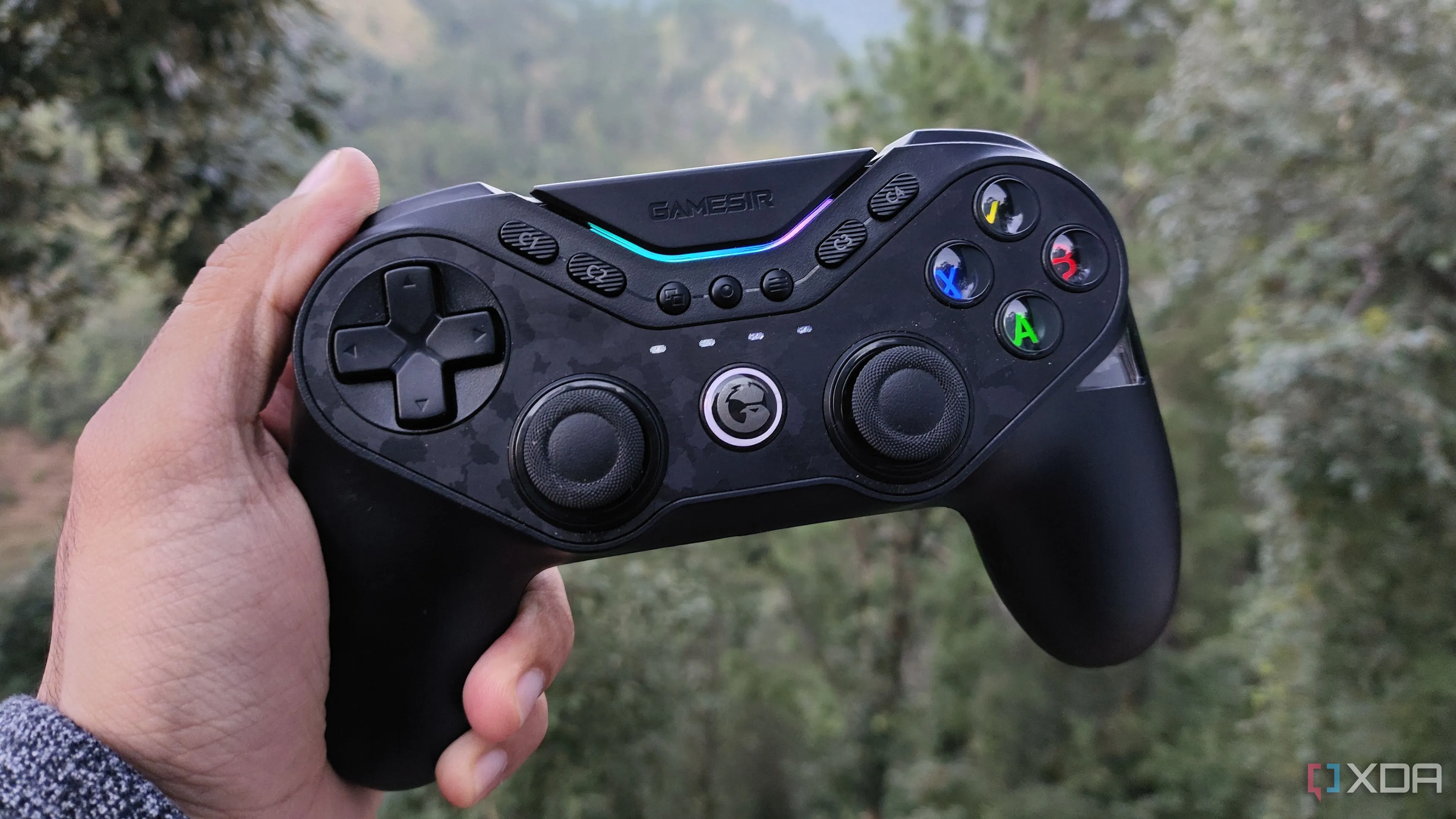 Người dùng cầm bộ điều khiển GameSir Tarantula Pro, tượng trưng cho trải nghiệm chơi game giả lập hiện đại và tương lai.