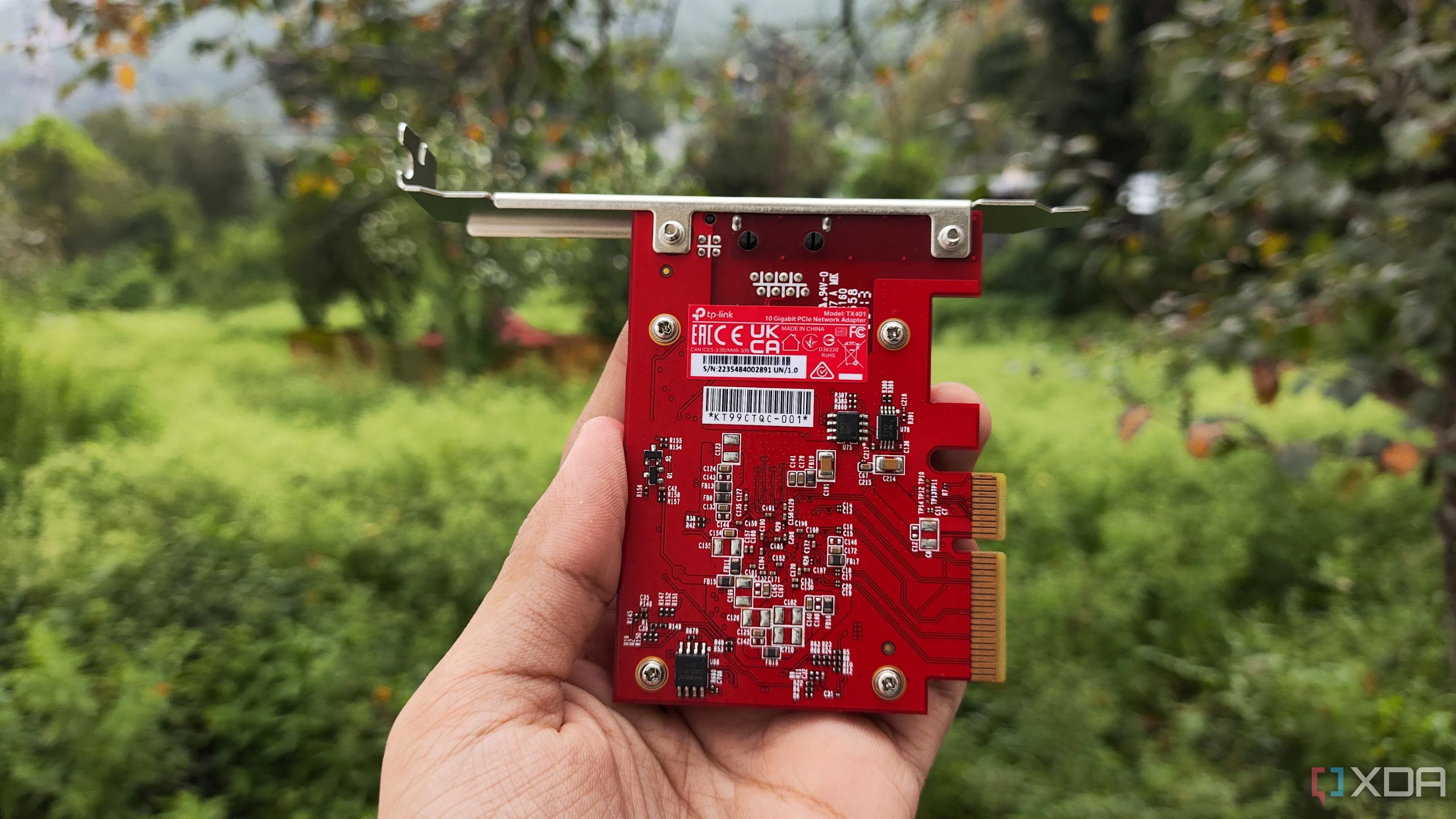 Người dùng cầm card mạng TP-Link 10G PCIe