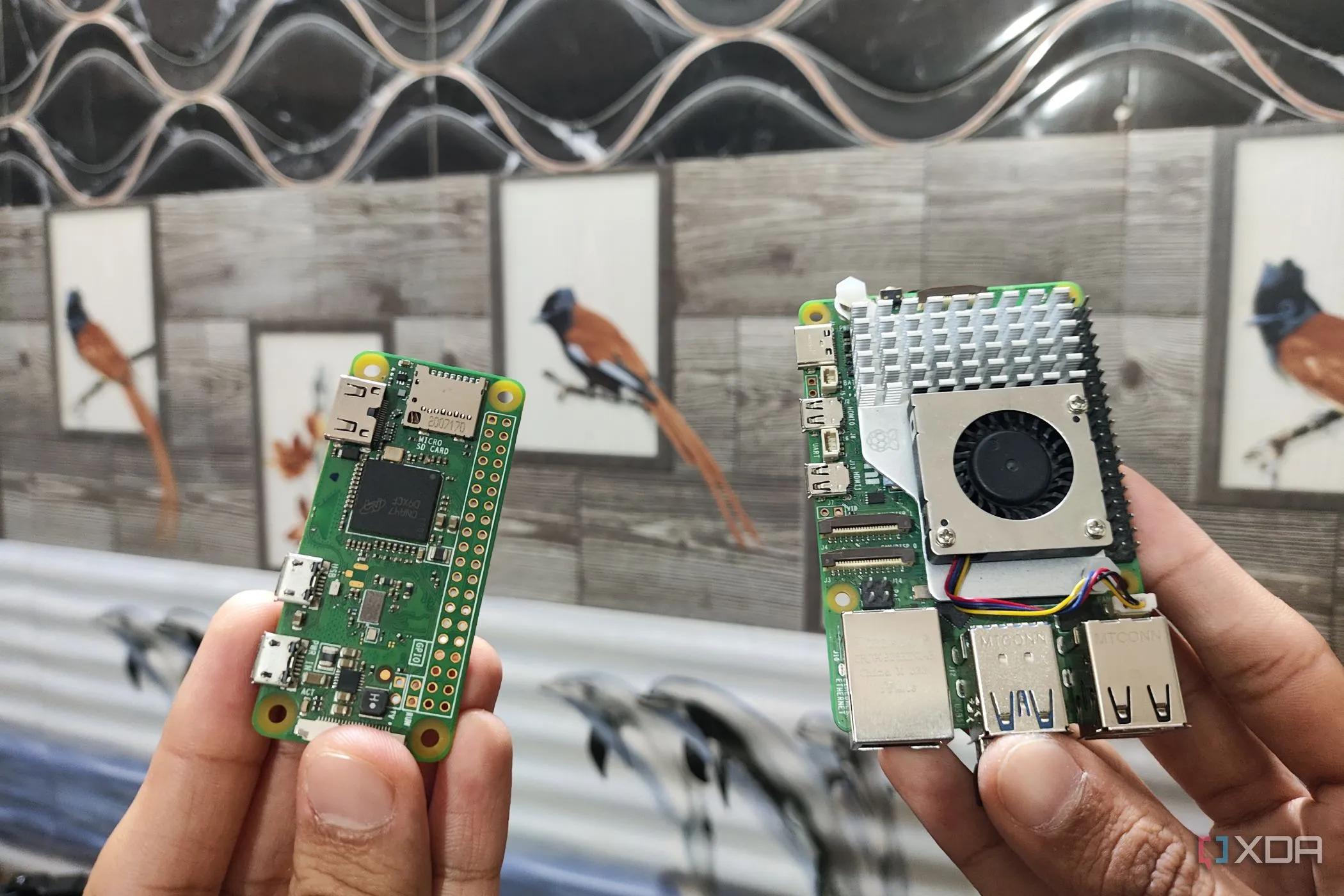 Người dùng cầm Raspberry Pi 5 và Raspberry Pi Zero W, thể hiện khả năng tùy biến cao của Home Assistant