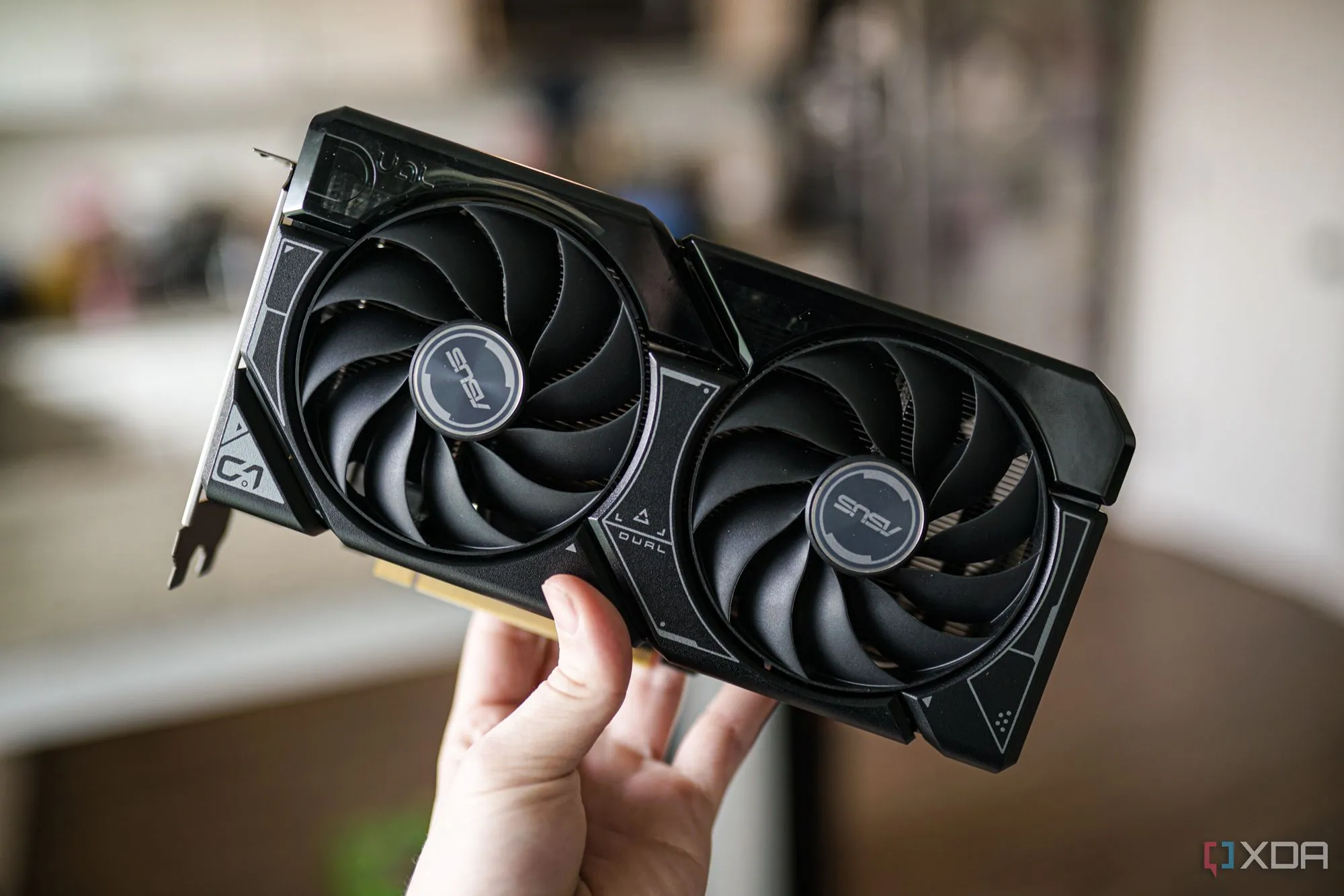 Người dùng cầm trên tay card đồ họa Nvidia RTX 4060, một mẫu GPU phổ biến nhưng gây tranh cãi về hiệu năng và dung lượng VRAM.