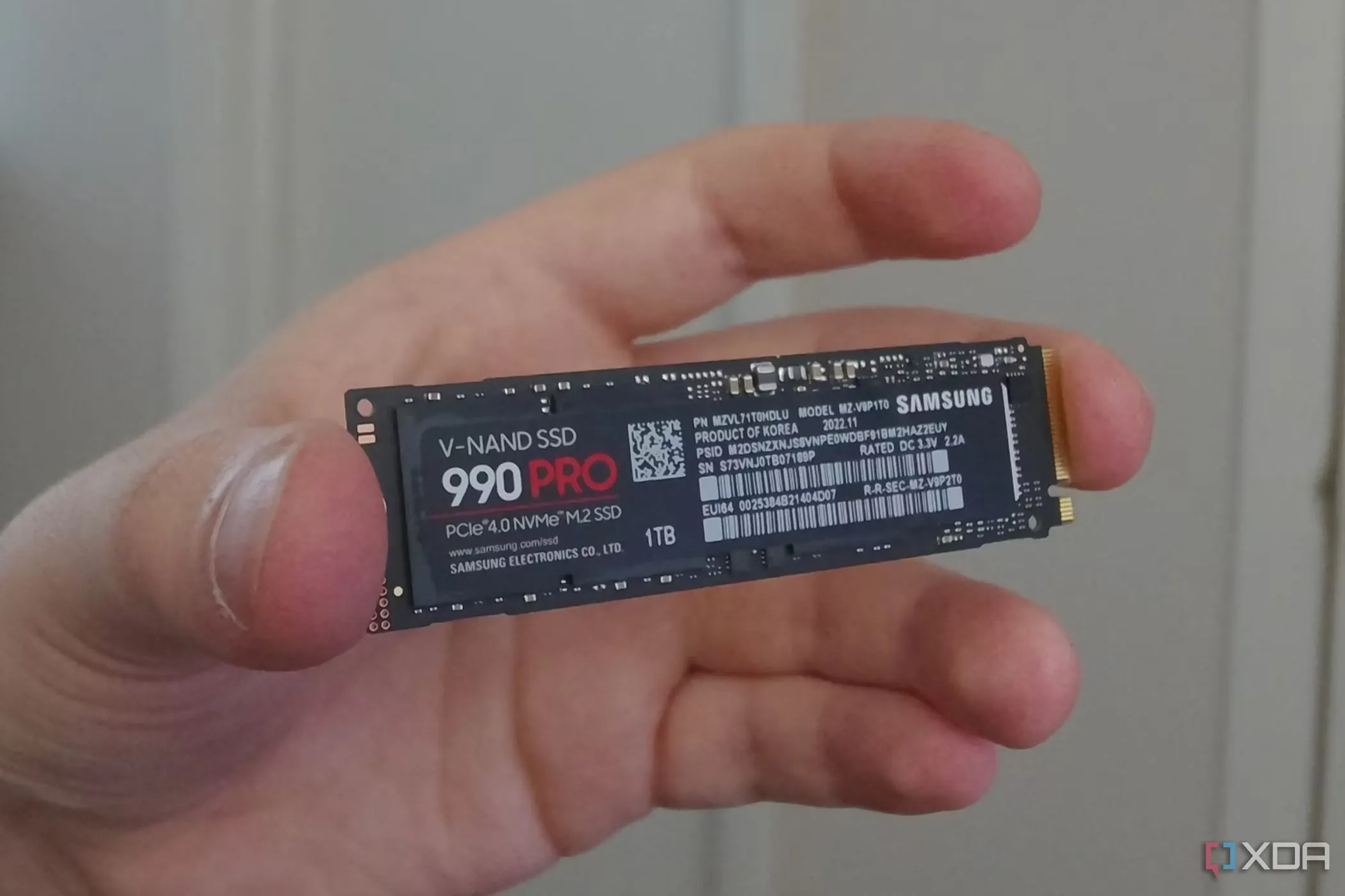 Người dùng cầm trên tay ổ cứng SSD Samsung 990 Pro M.2 để nâng cấp máy tính