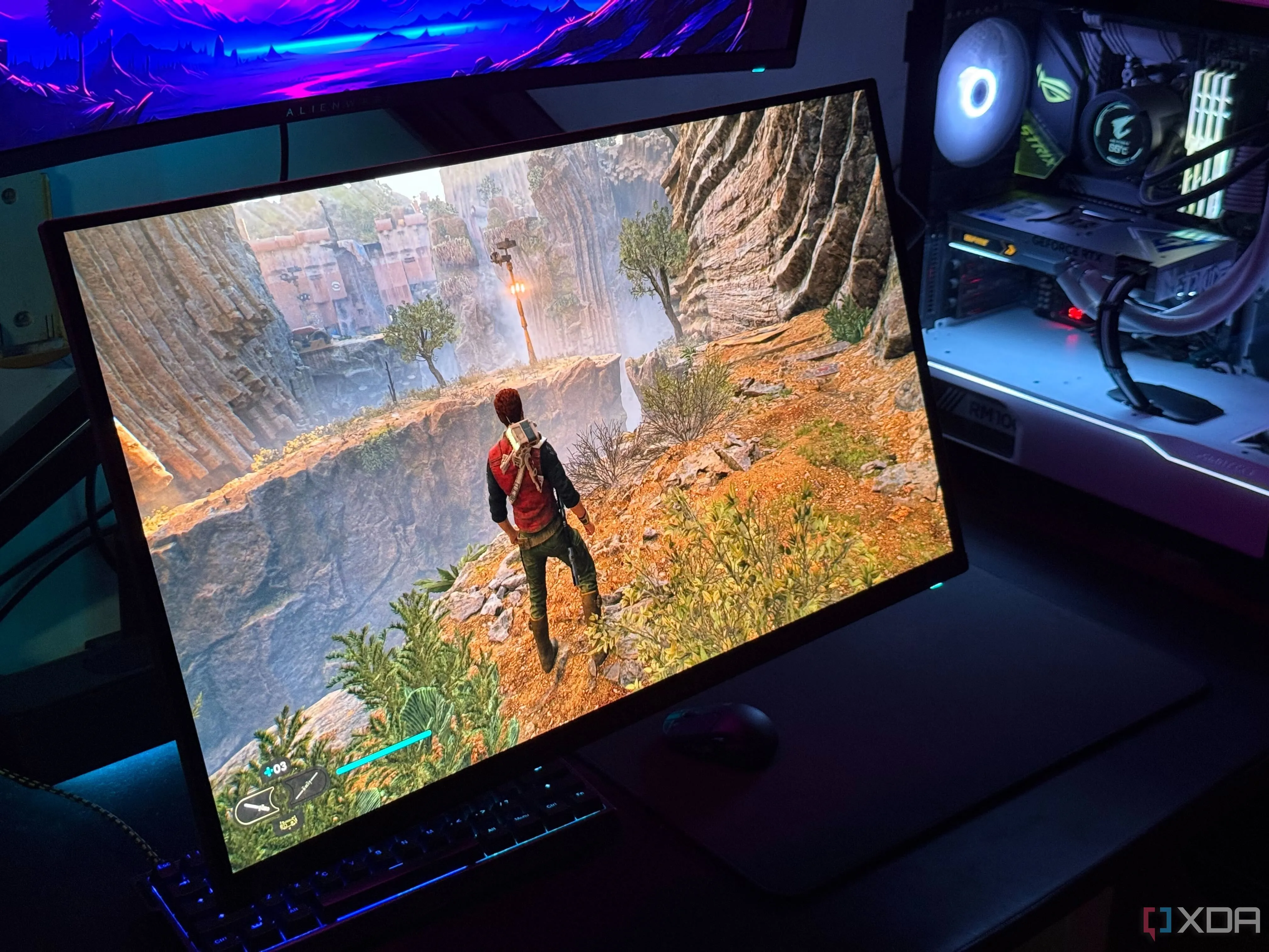 Người dùng chơi game trên màn hình OLED khi làm việc trên PC