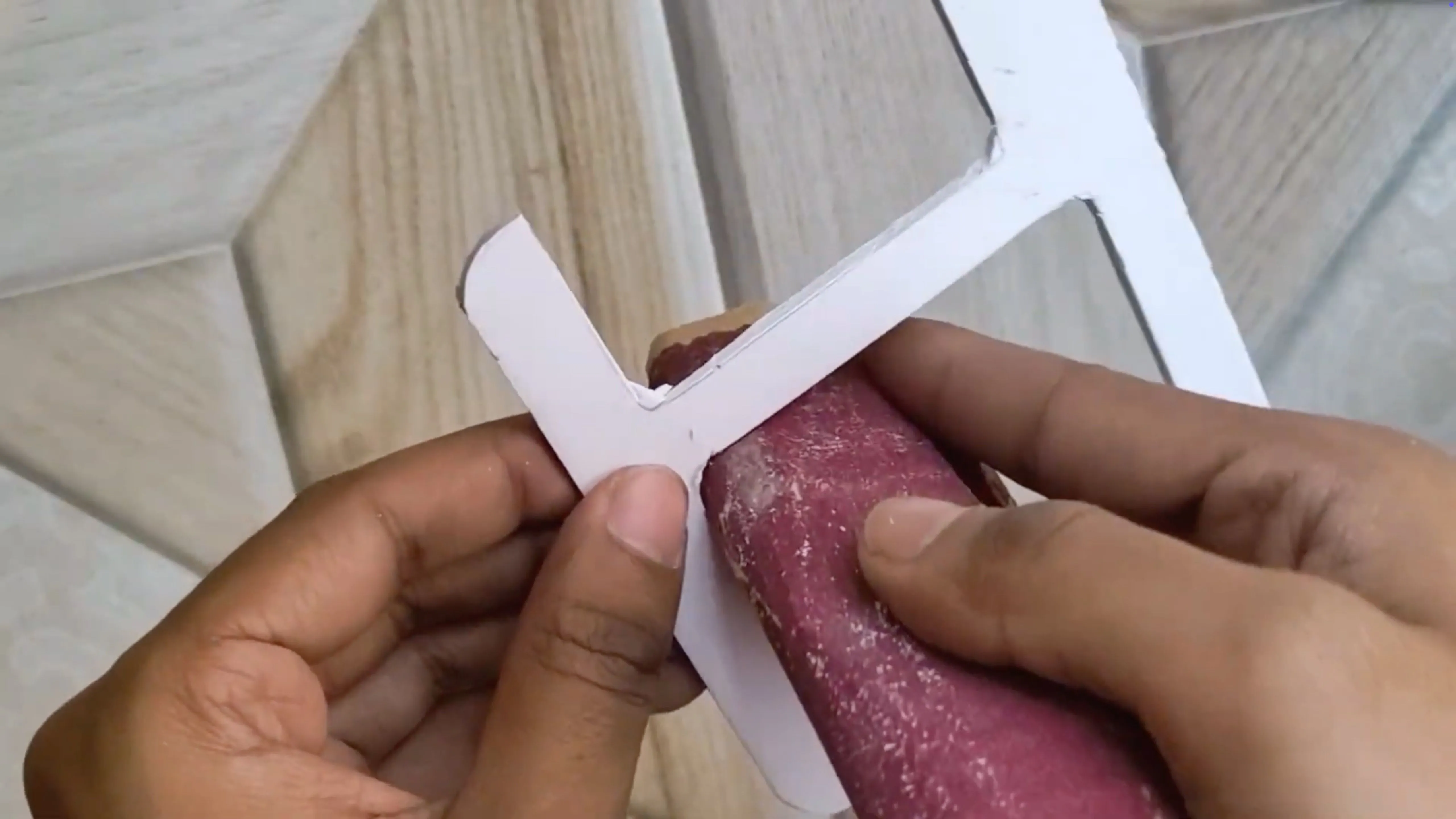 Người dùng đang chà nhám một bản in 3D Polypropylene (PP) bị thô ráp, minh họa khó khăn trong khâu hậu xử lý vật liệu PP