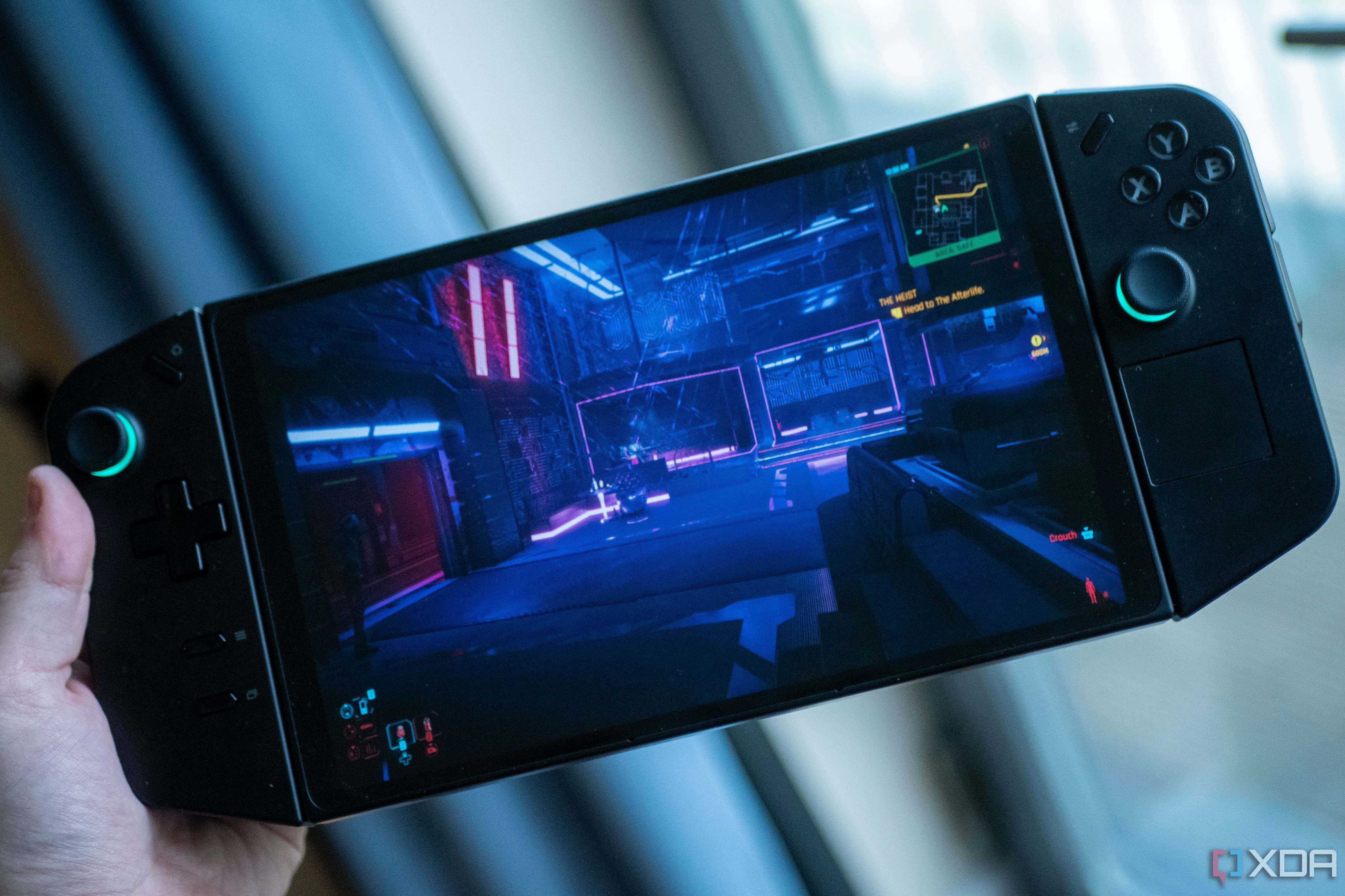 Người dùng đang chơi Cyberpunk 2077 trên thiết bị Lenovo Legion Go, minh họa việc nén game không ảnh hưởng hiệu suất.