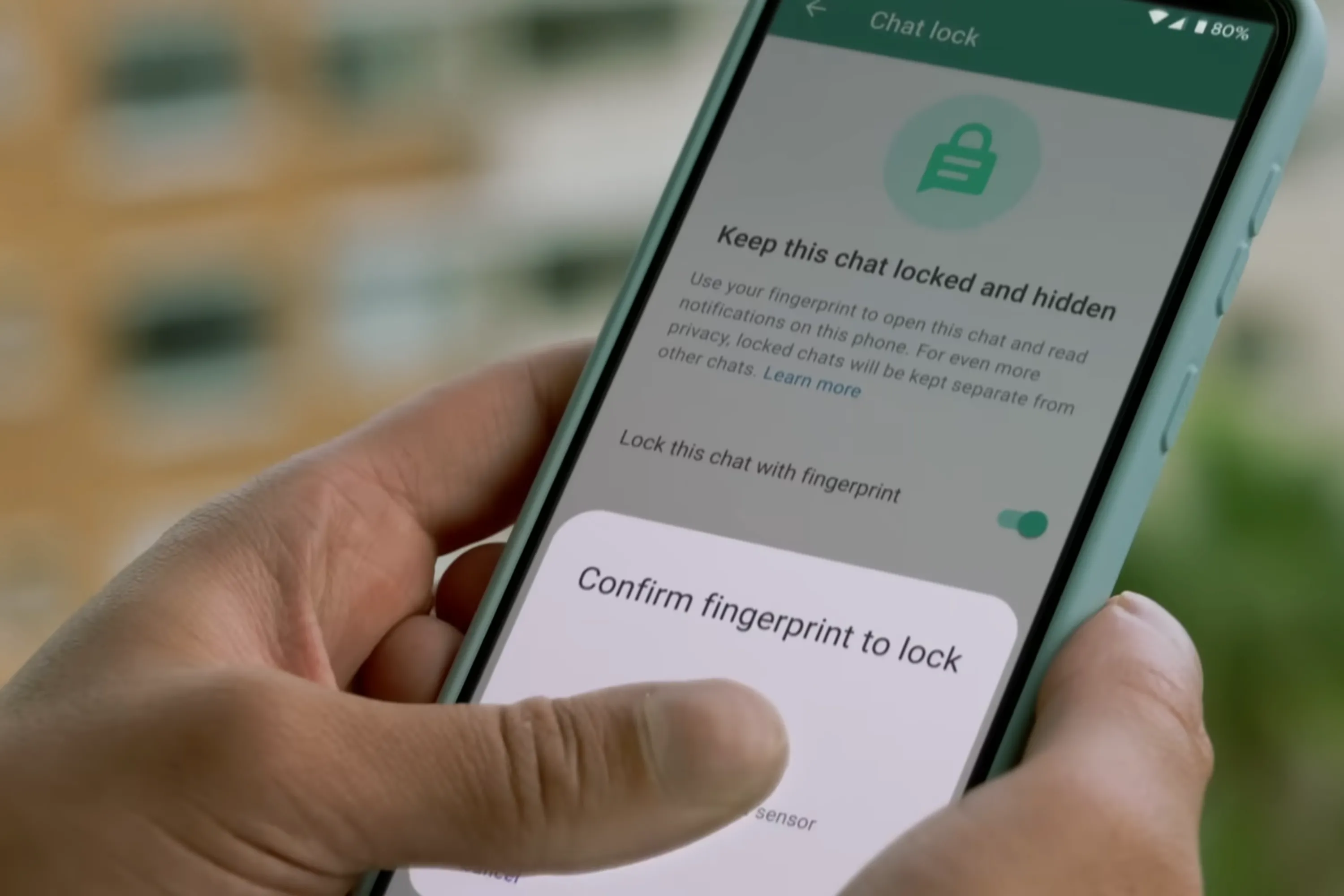 Người dùng đang khóa các cuộc trò chuyện bằng vân tay với tính năng Khóa Chat mới của WhatsApp