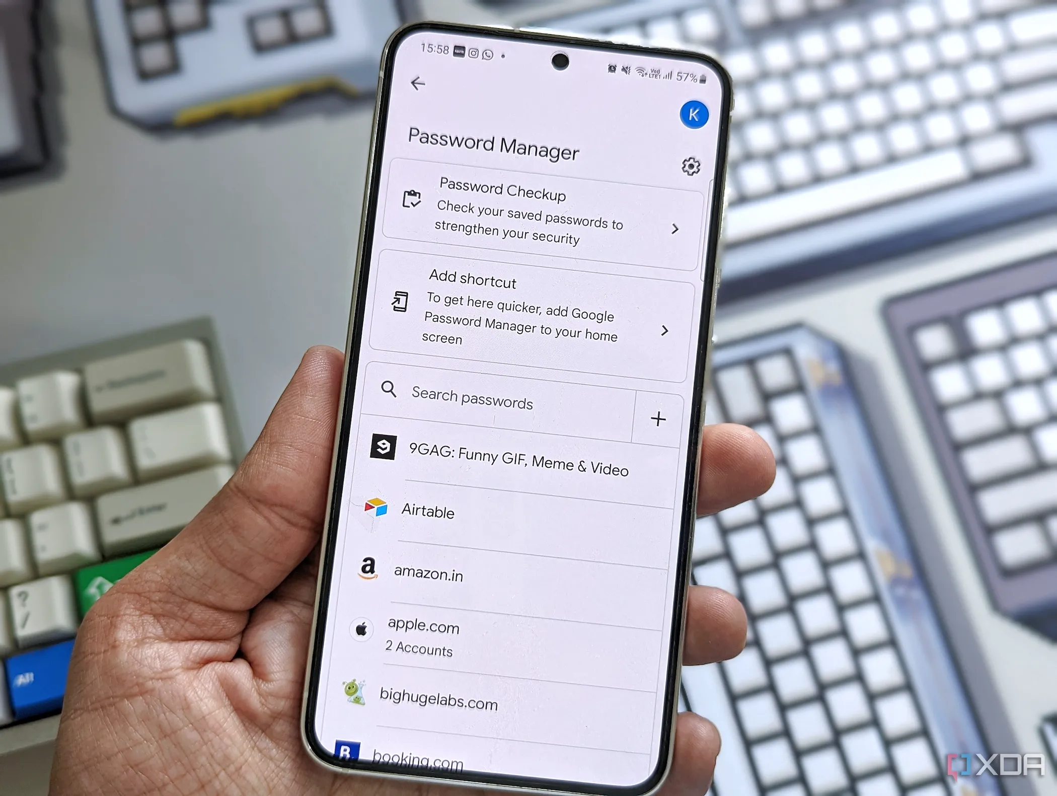 Người dùng đang thao tác trên điện thoại Samsung Galaxy S23 với ứng dụng Google, có thể là Google Password Manager.