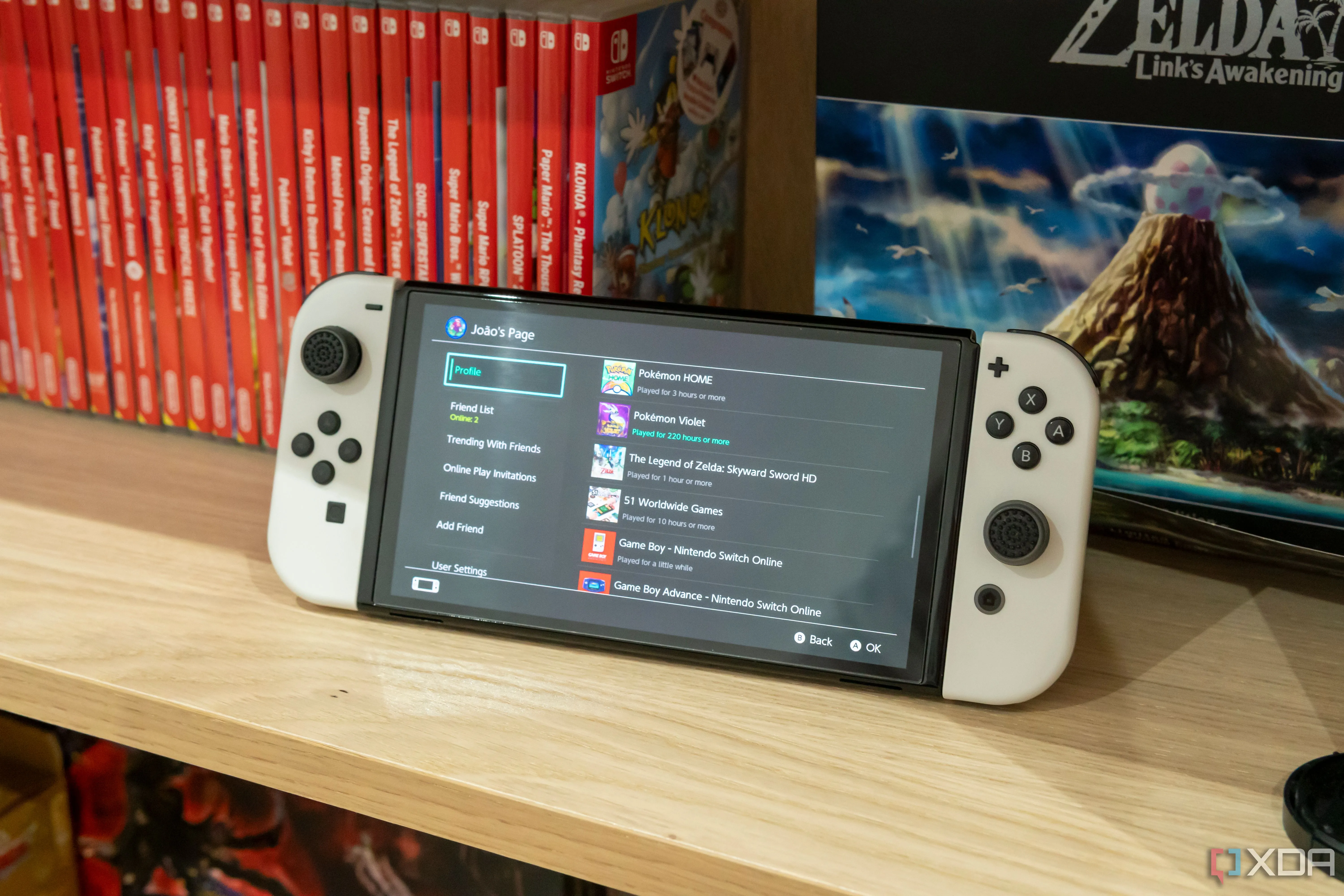 Người dùng đang trải nghiệm chơi game trên Nintendo Switch, minh họa khả năng điều khiển chiến thuật mượt mà hơn với tính năng chuột của Switch 2