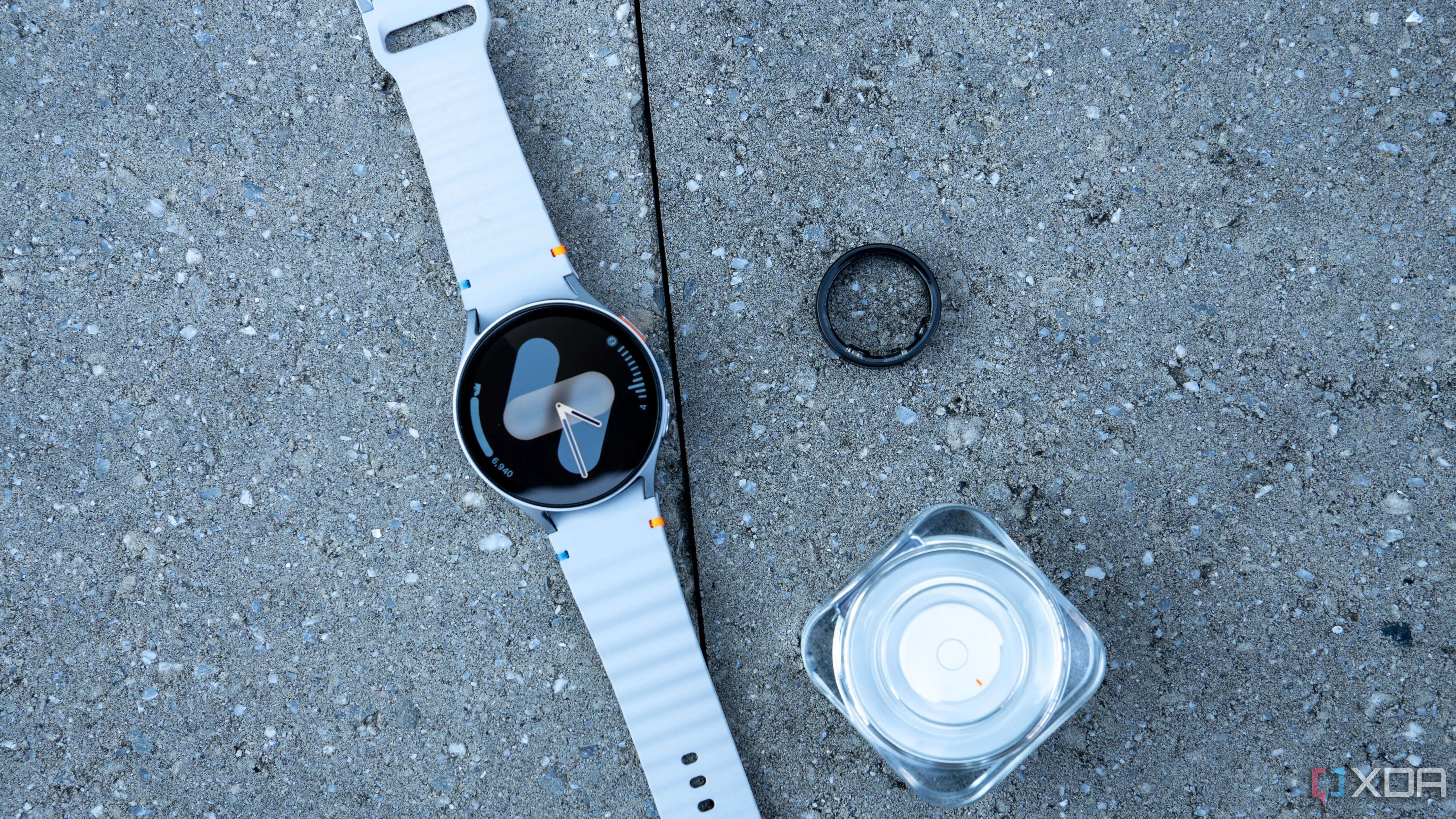 Người dùng trải nghiệm các tính năng của đồng hồ Samsung Galaxy Watch, bao gồm khả năng chơi game và ứng dụng giải trí