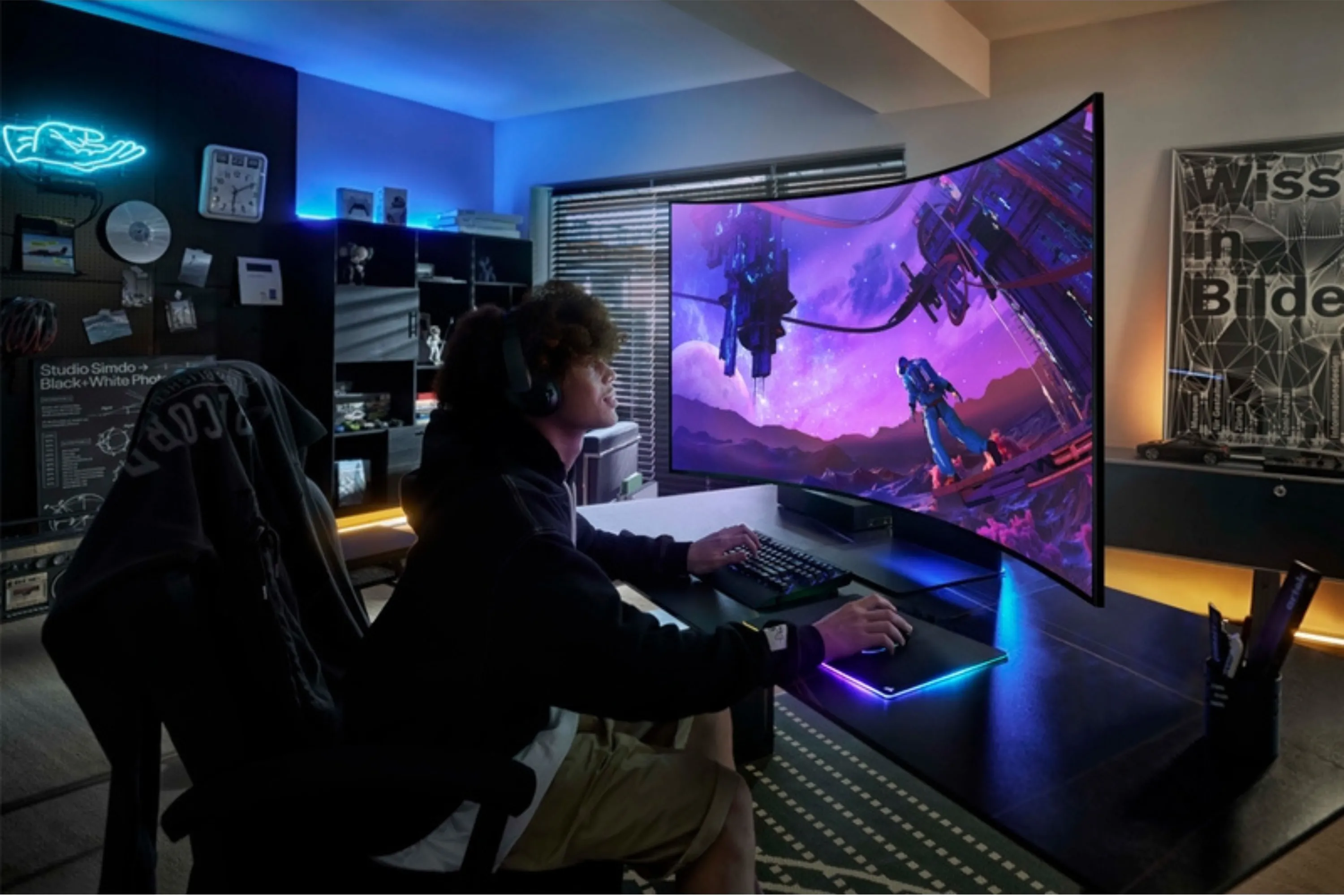 Người dùng trải nghiệm chơi game trên màn hình Samsung Odyssey Ark 55 inch cong