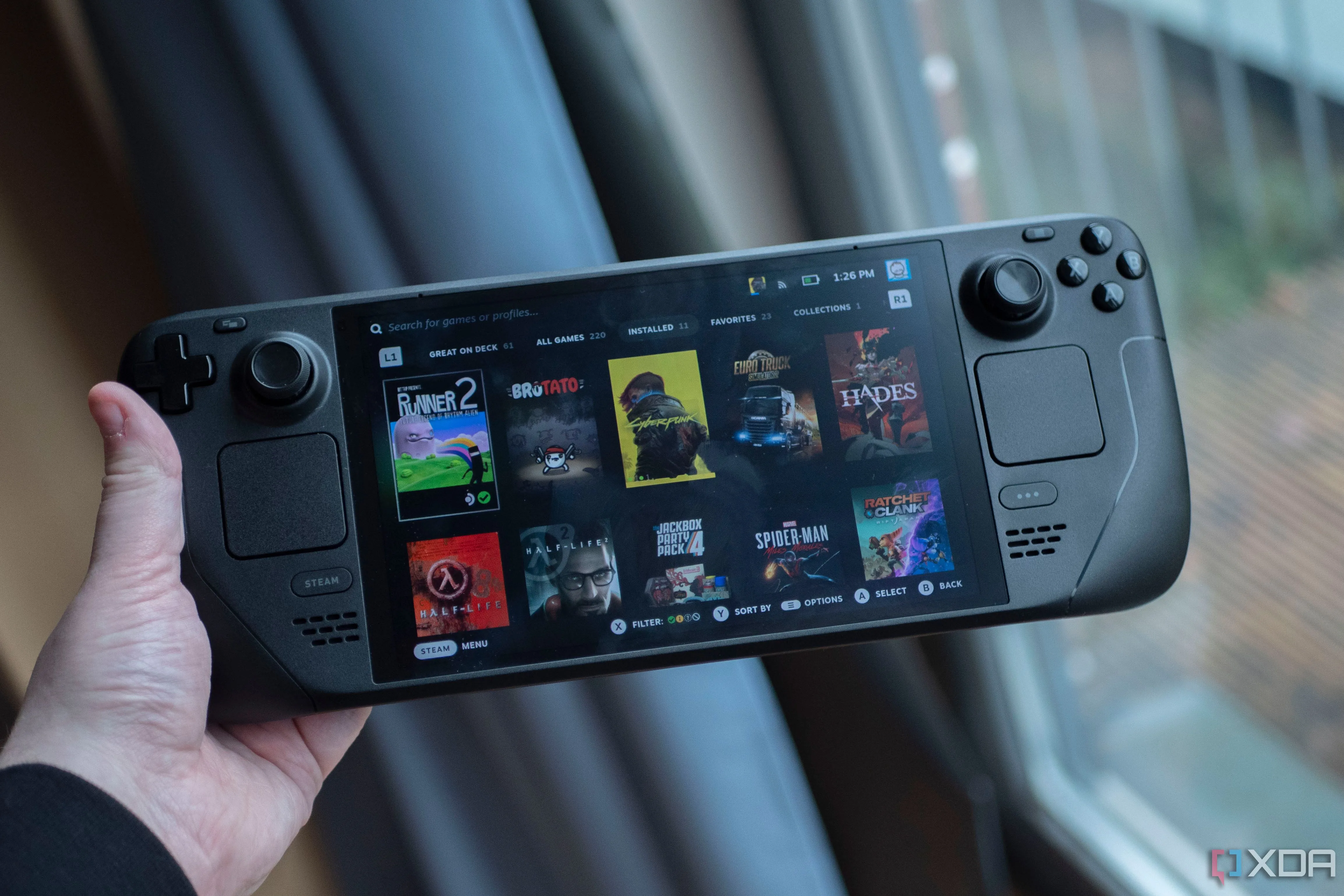 Người dùng trải nghiệm Steam Deck OLED, biểu tượng cho gaming trên Steam trong dịp Steam Summer Sale.