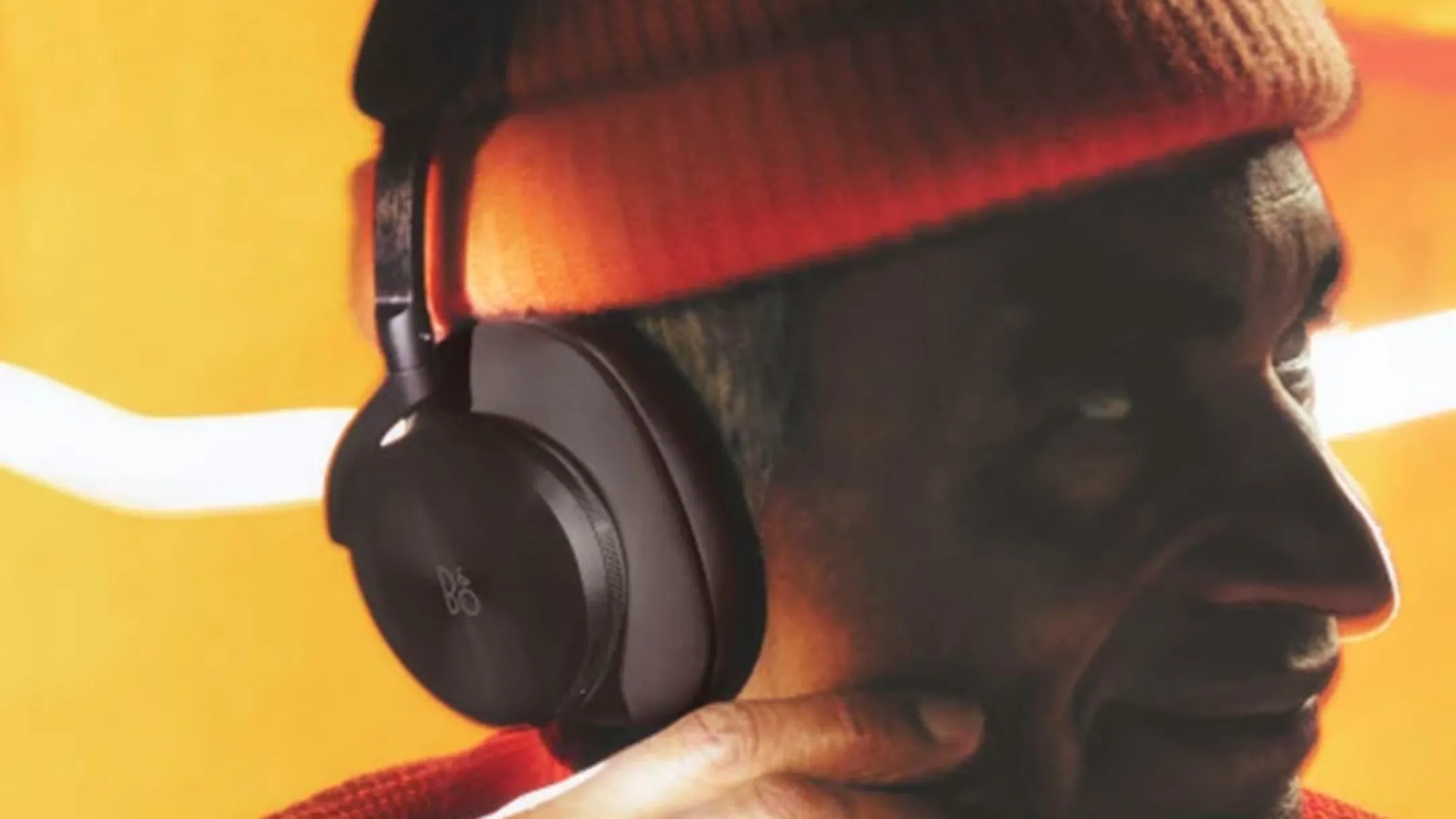 Người mẫu đeo tai nghe Beoplay H95 màu be, thể hiện sự thoải mái và chất liệu cao cấp của sản phẩm