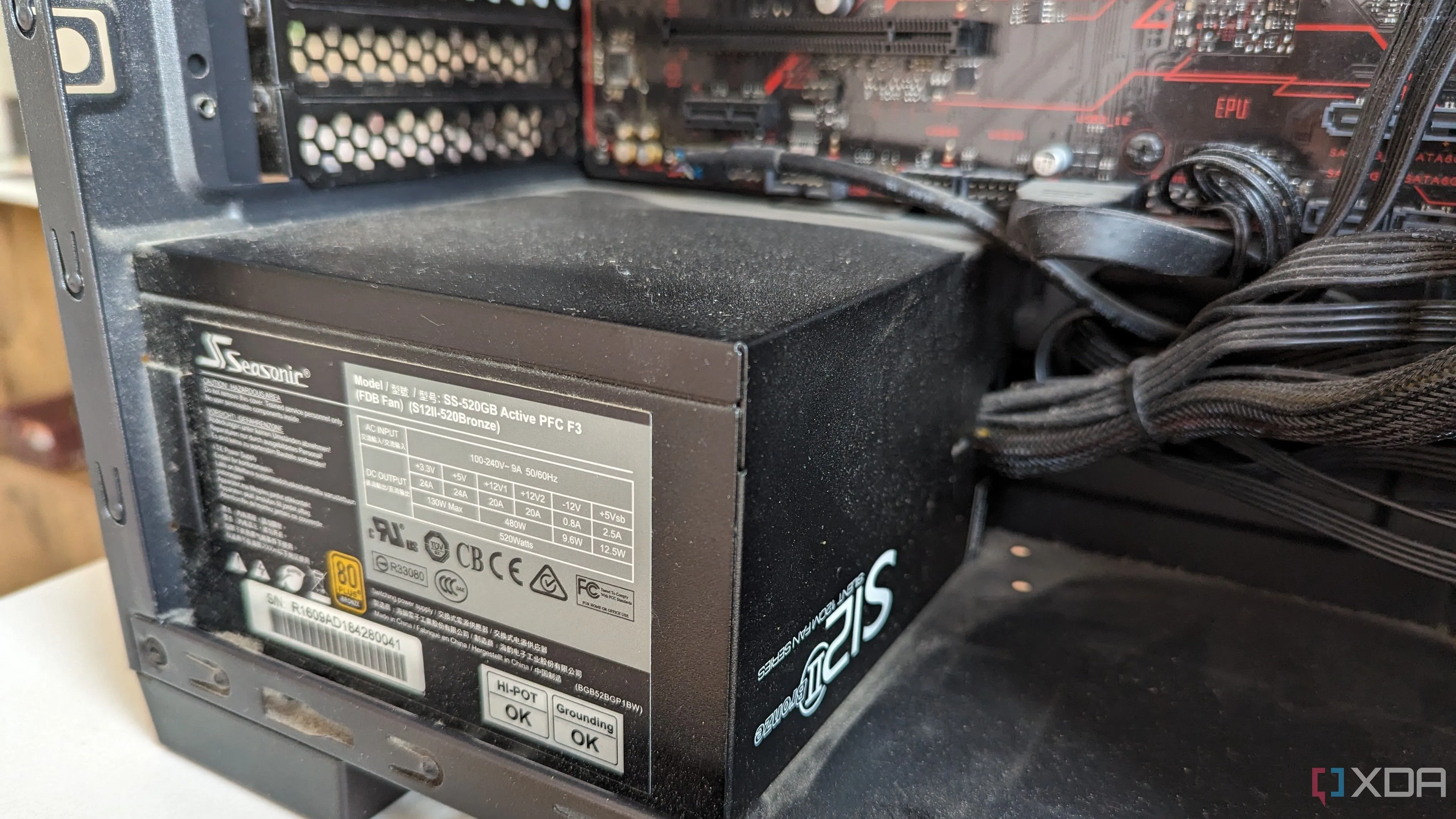 Nguồn máy tính (PSU) bên trong PC chơi game, nhắc nhở về chi phí điện khi chạy LLM cục bộ