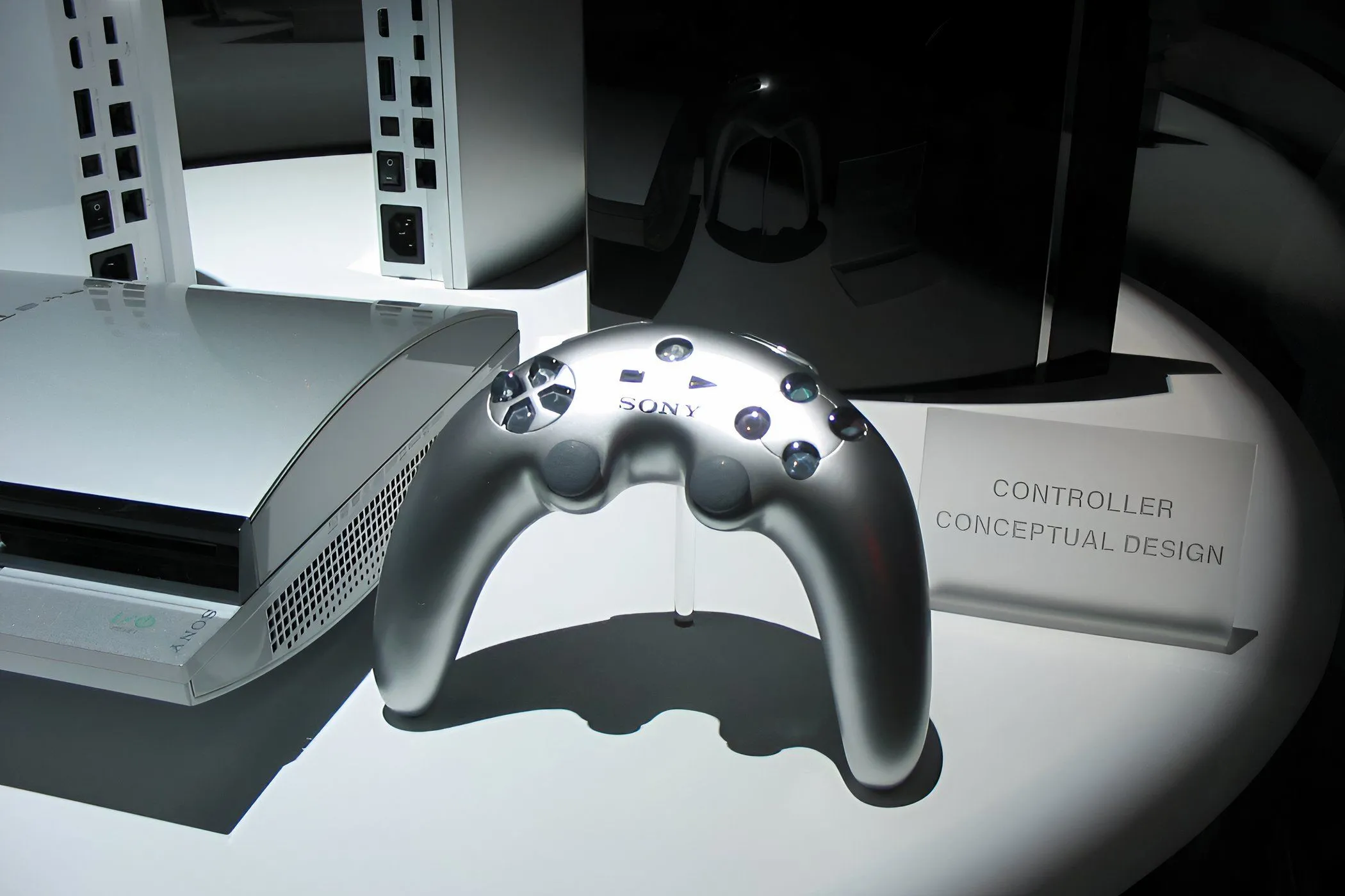 Nguyên mẫu tay cầm PlayStation 3 thiết kế boomerang màu bạc