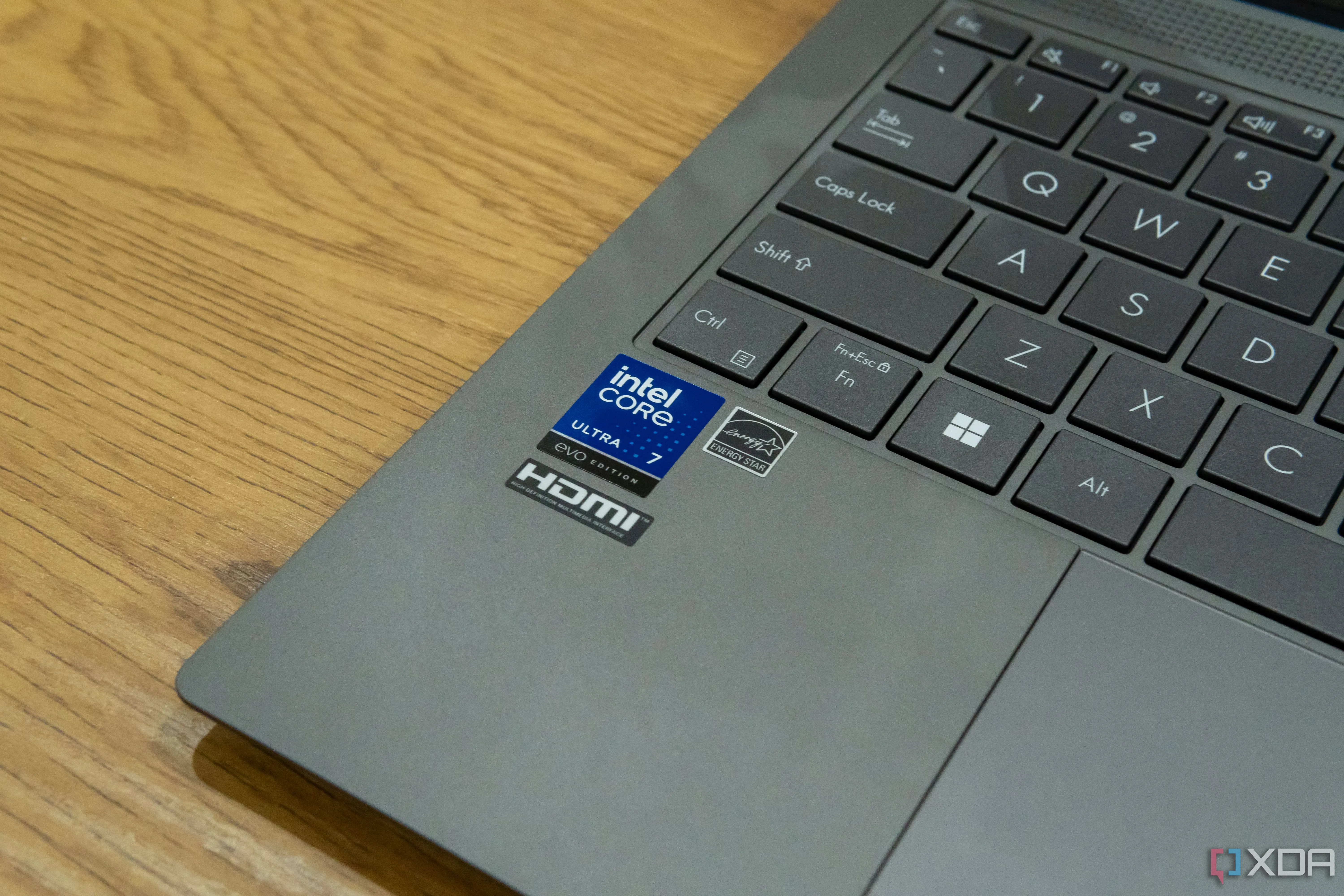 Nhãn dán Intel trên laptop Asus Zenbook S 14, biểu tượng của sự hiện diện Intel trong ngành công nghiệp máy tính