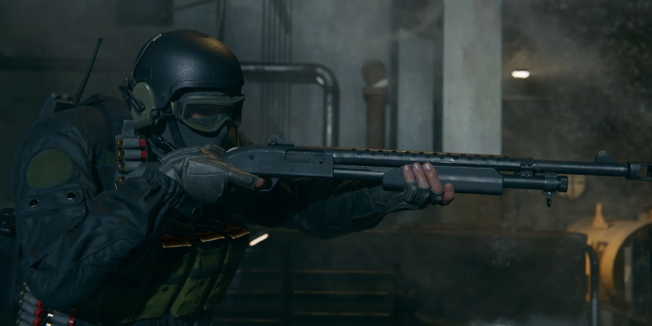Nhân vật Call of Duty Black Ops 6 trong trang phục operator đội mũ bảo hiểm và kính, cầm súng shotgun đang bước đi