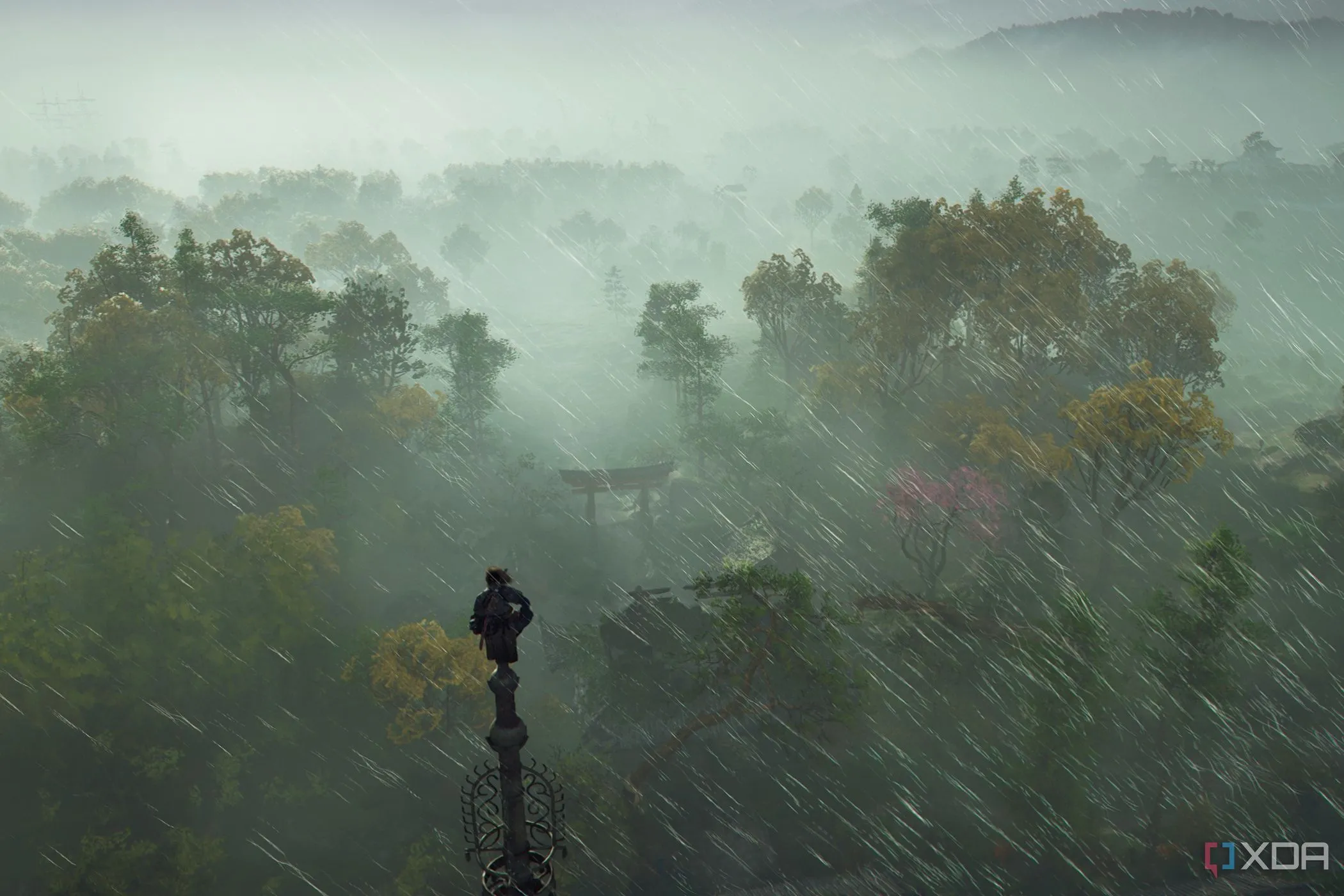 Nhân vật đứng trên đỉnh Viewpoint trong Assassin's Creed Shadows dưới trời mưa, một cách tuyệt vời để khám phá bản đồ và tìm kiếm mục tiêu.