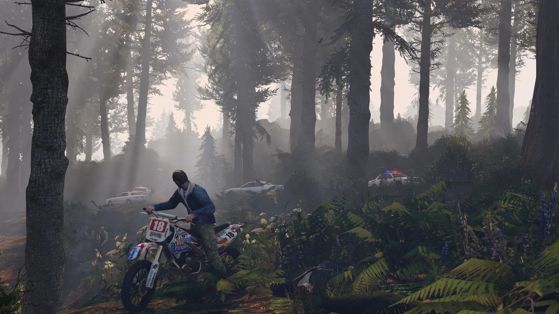 Nhân vật Trevor điều khiển mô tô địa hình trong rừng trong Grand Theft Auto V