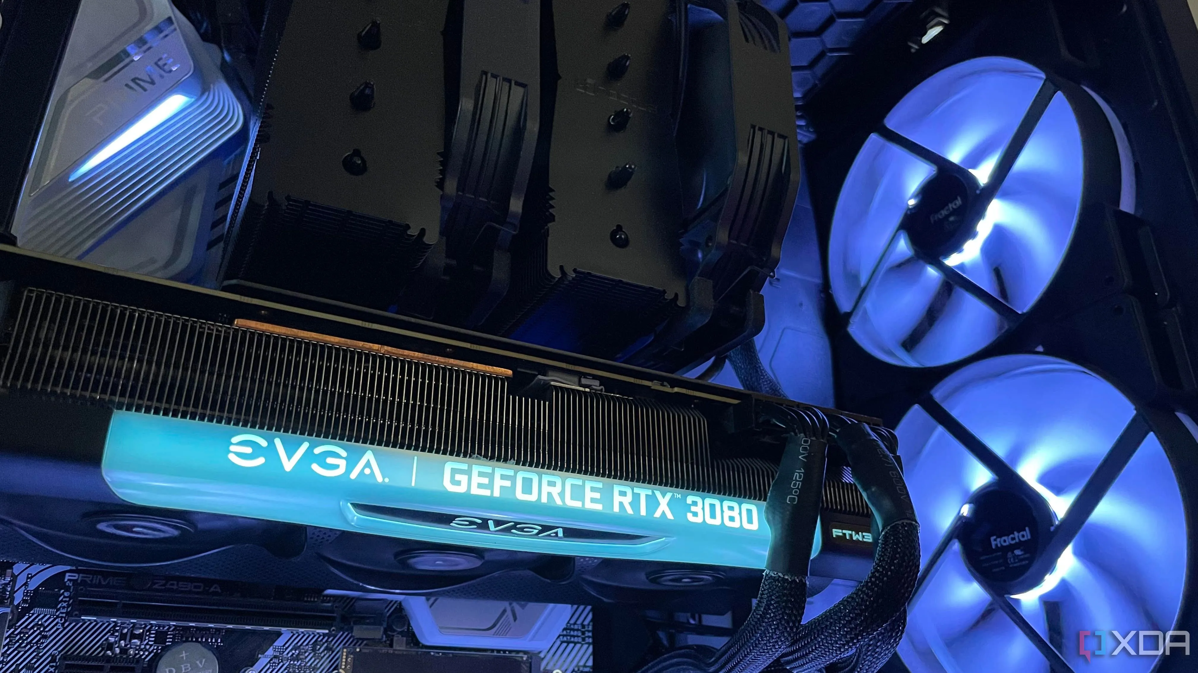 Nội thất máy tính với tản nhiệt khí, card đồ họa EVGA RTX 3080 và quạt RGB